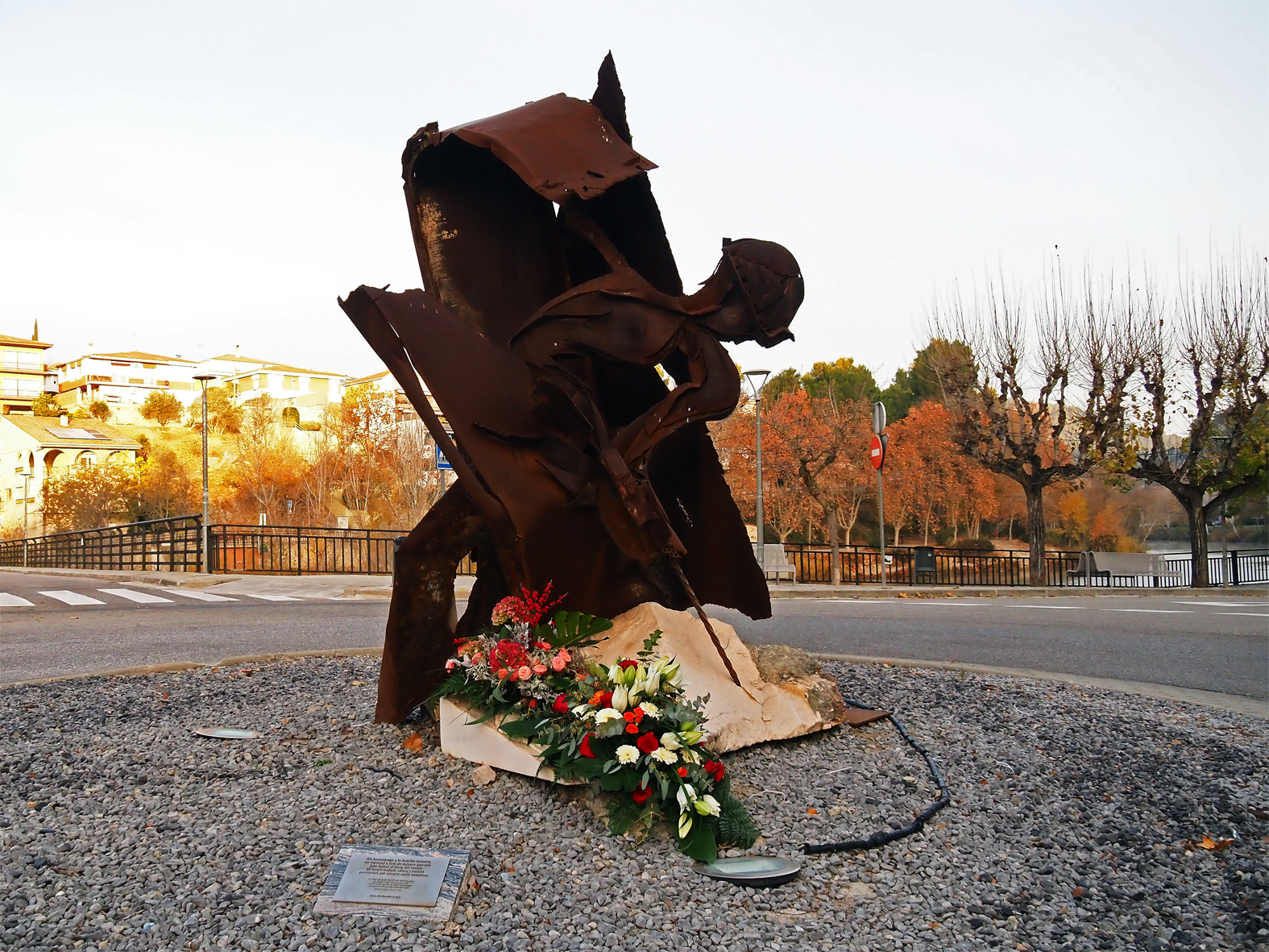 Monument a la Mineria, amb les ofrenes florals, després de l'acte d'inici de la Festa de Santa Bàrbara.