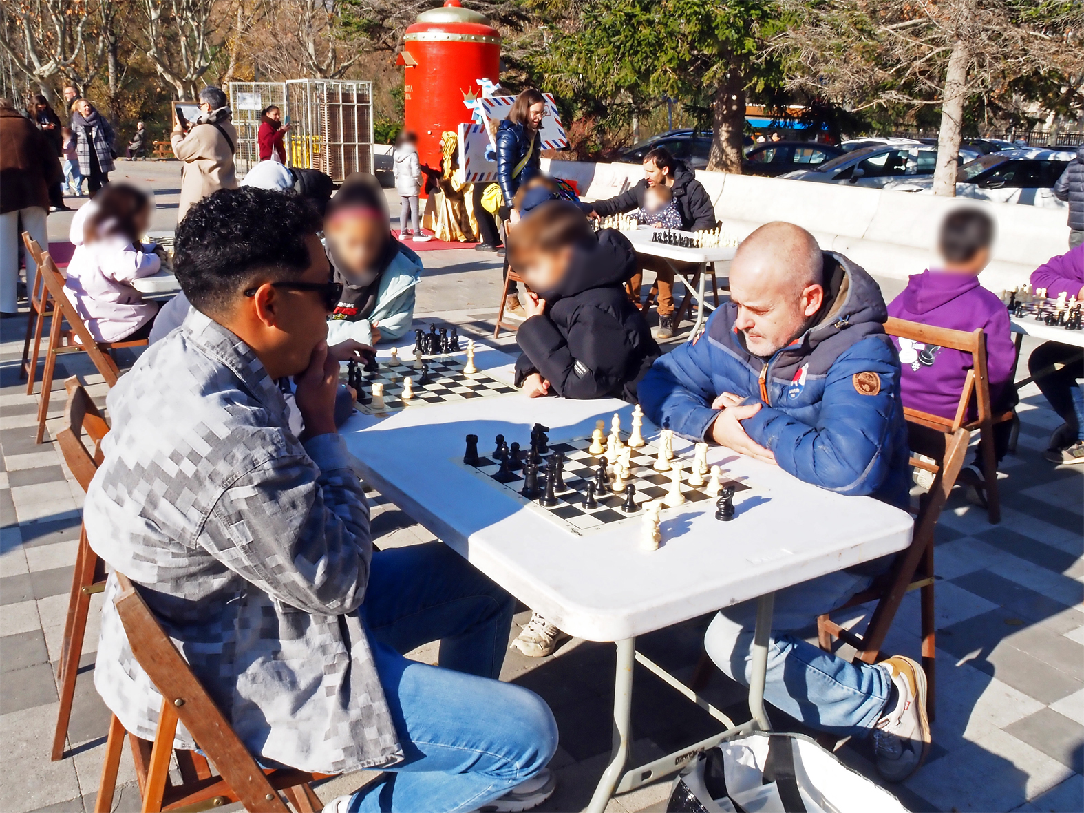 Partides d'escacs a la pla&ccedil;a de Sant Joan, a c&agrave;rrec del Club d'Escacs, dins de la Fira de Nadal i Entitats de S&uacute;ria.