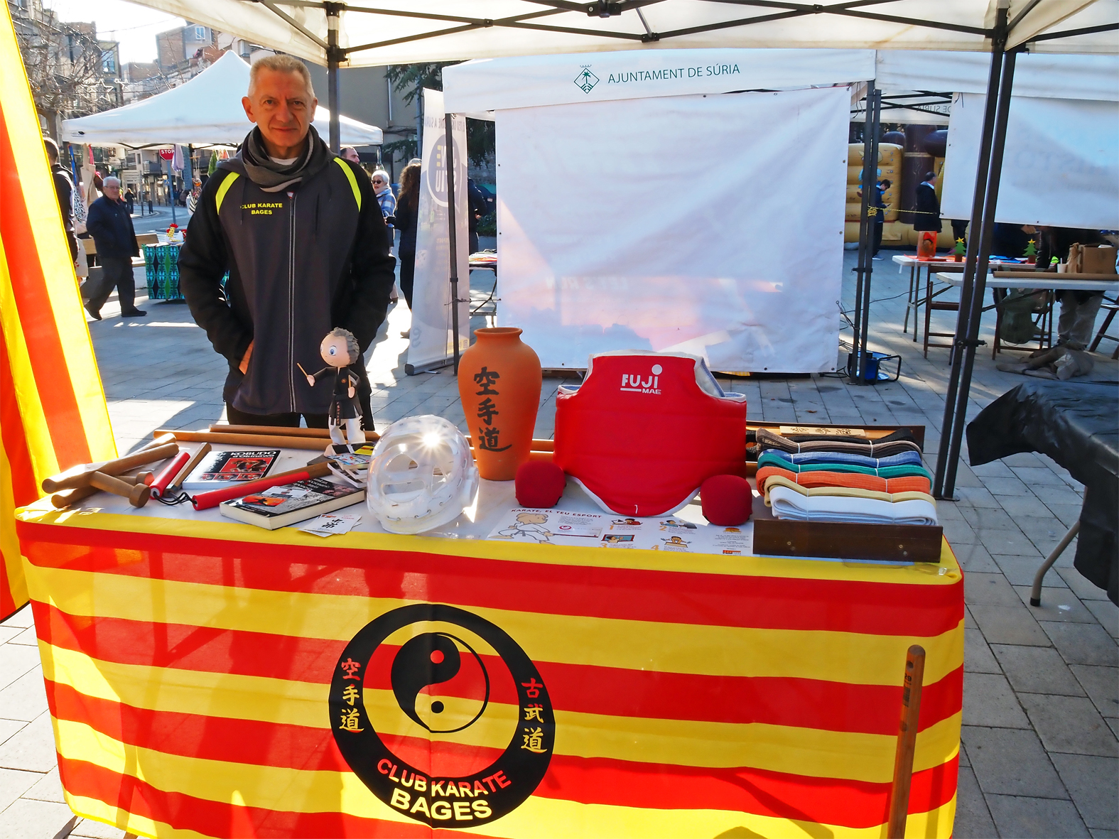 Parada del Club Karate Bages a la pla&ccedil;a de Sant Joan, dins de la Fira de Nadal i Entitats de S&uacute;ria.