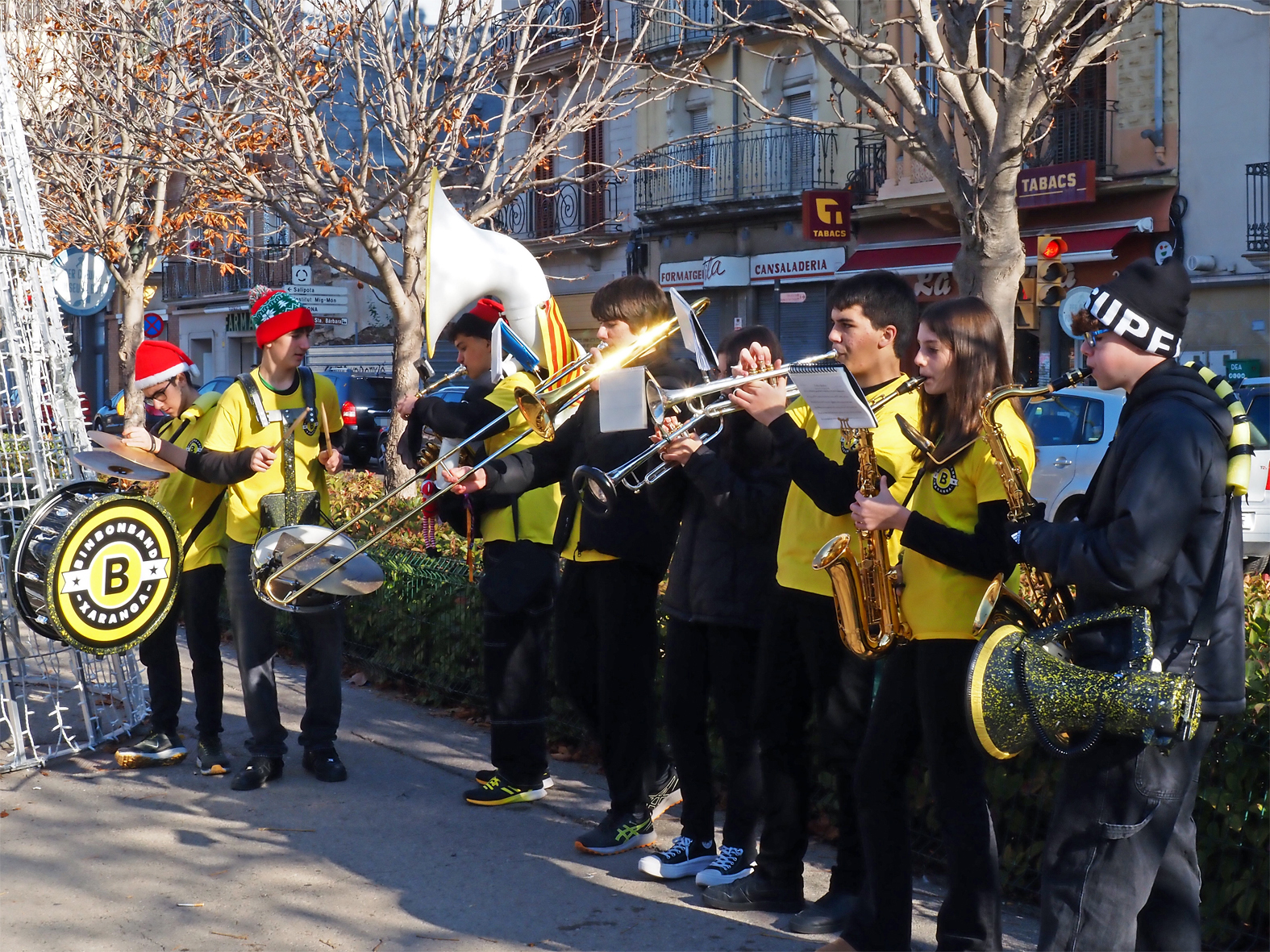 Actuaci&oacute; de la Xaranga BinBonBand a la pla&ccedil;a de Sant Joan, dins de la Fira de Nadal i Entitats de S&uacute;ria.