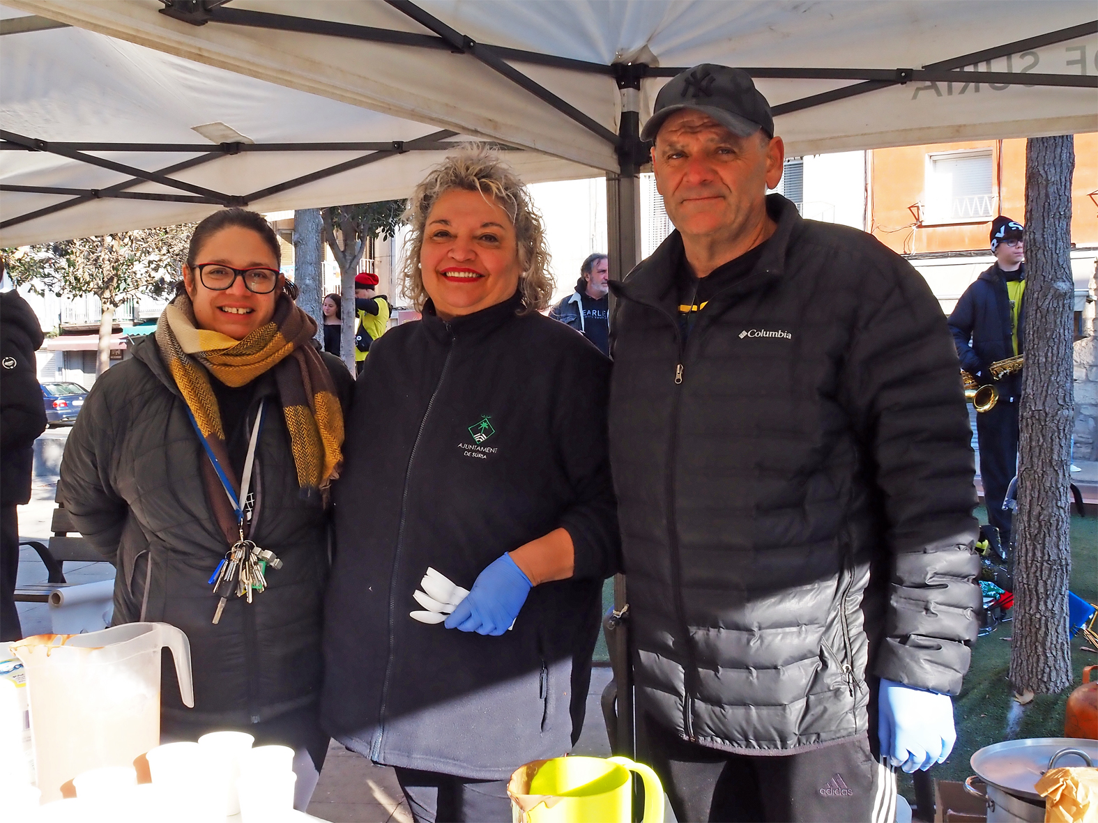 Parada de repartiment de coca i xocolata a la pla&ccedil;a de la Serradora, dins de la Fira de Nadal i Entitats de S&uacute;ria.