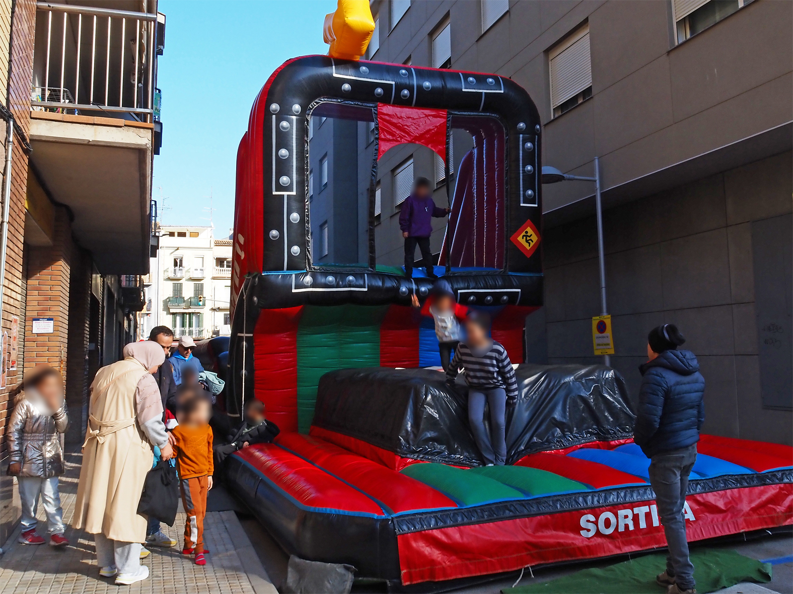Inflables al carrer Dom&egrave;nec Quinquer, dins de la Fira de Nadal i Entitats de S&uacute;ria.
