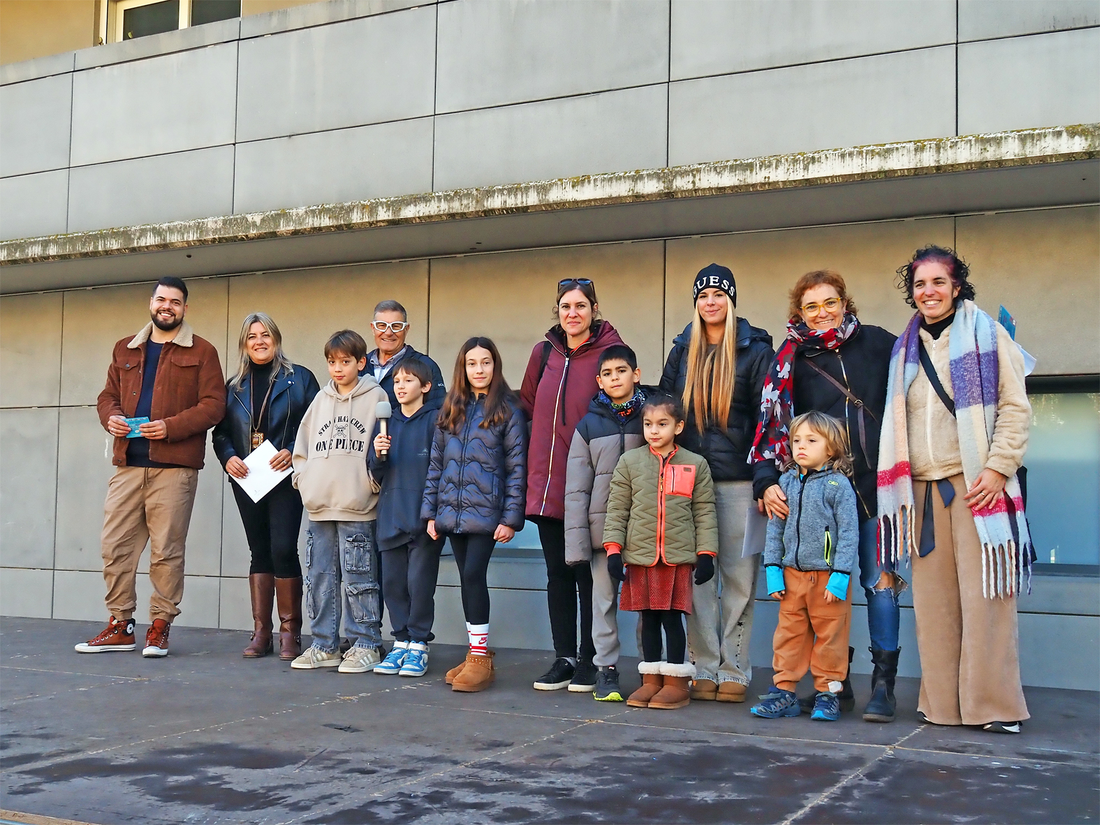 Foto de grup de les persones guardonades en el 5&egrave; concurs 'Il&middot;luminem el Nadal!', amb la regidora de Festes, Alba Mart&iacute;nez, i representants del Consell Municipal dels Infants, dins de la Fira de Nadal i Entitats de S&uacute;ria.