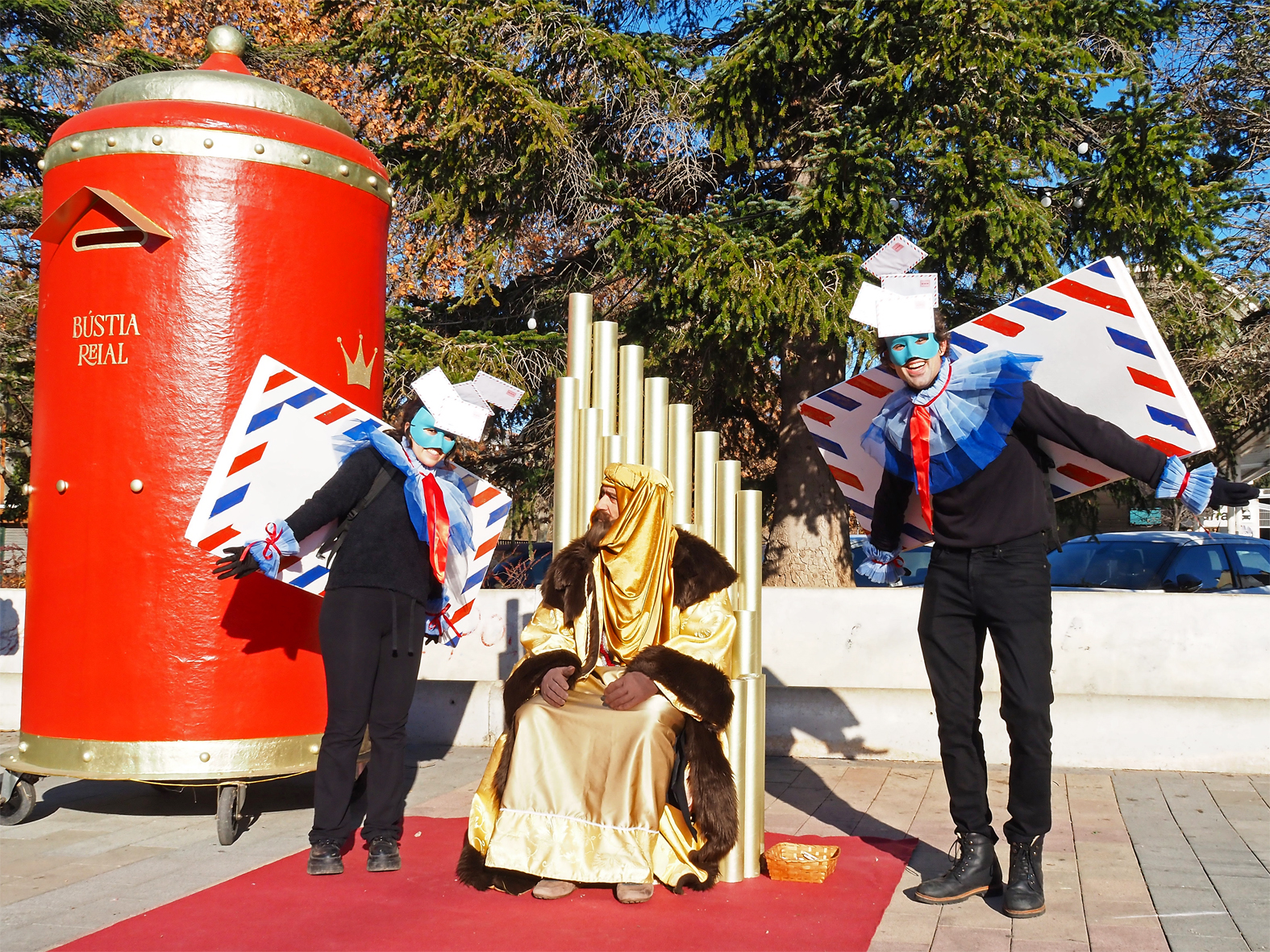 El Patge Reial a la pla&ccedil;a de Sant Joan, a c&agrave;rrec del Foment Cultural, dins de la Fira de Nadal i Entitats de S&uacute;ria.