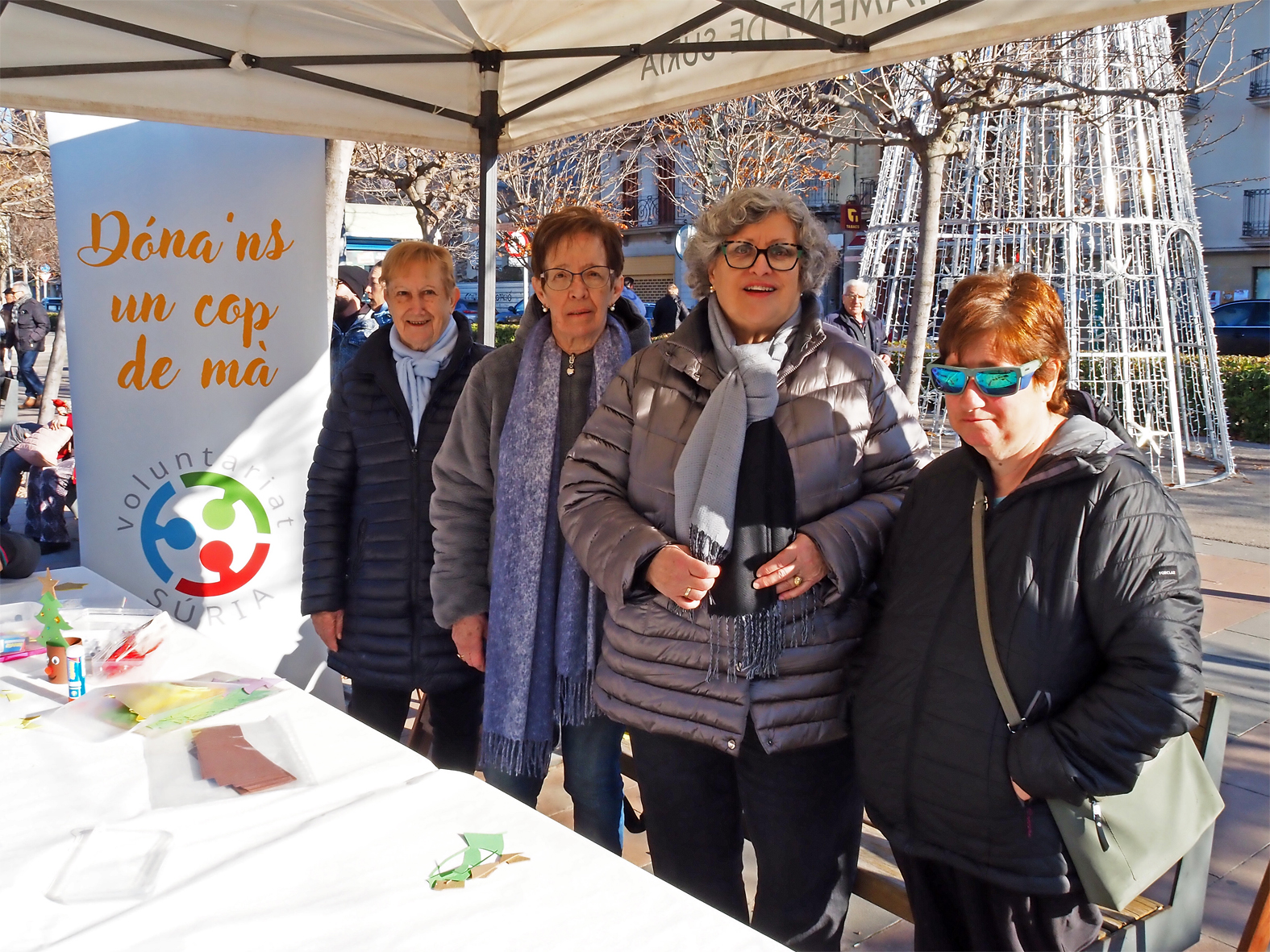 Parada de l'Associaci&oacute; de Voluntaris a la pla&ccedil;a de Sant Joan, dins de la Fira de Nadal i Entitats de S&uacute;ria.