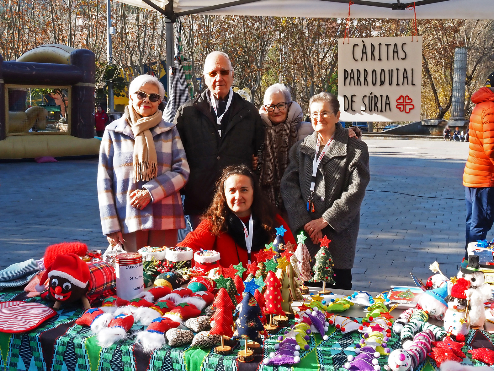 Parada de C&agrave;ritas Parroquial a la pla&ccedil;a de Sant Joan, dins de la Fira de Nadal i Entitats de S&uacute;ria.