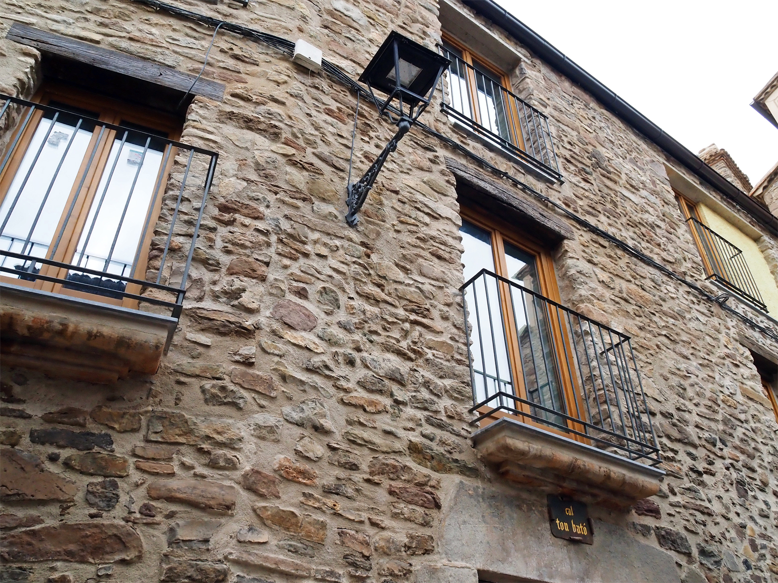 Vista parcial de la fa&ccedil;ana de Cal Ton Bat&oacute;, al Poble Vell, despr&eacute;s de les obres de consolidaci&oacute; i rehabilitaci&oacute; de l'edifici.
