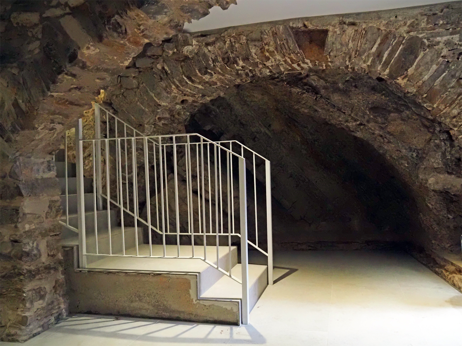 Elements patrimonials interiors de Cal Ton Bat&oacute;, al Poble Vell, conservats en les obres de consolidaci&oacute; i rehabilitaci&oacute; de l'edifici.