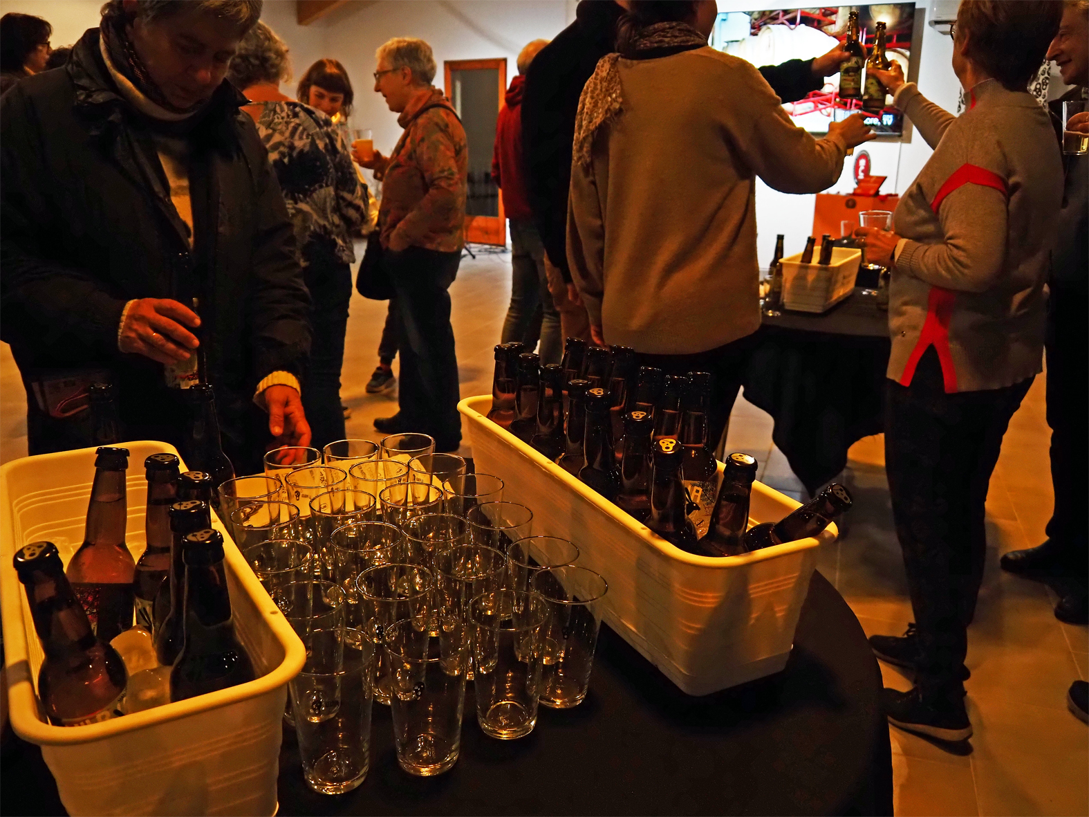 Imatge de l'acte de celebraci&oacute; del guard&oacute; obtingut per La Pirata Brewing com a millor cervesera d'enguany, a la Sala del Portal.