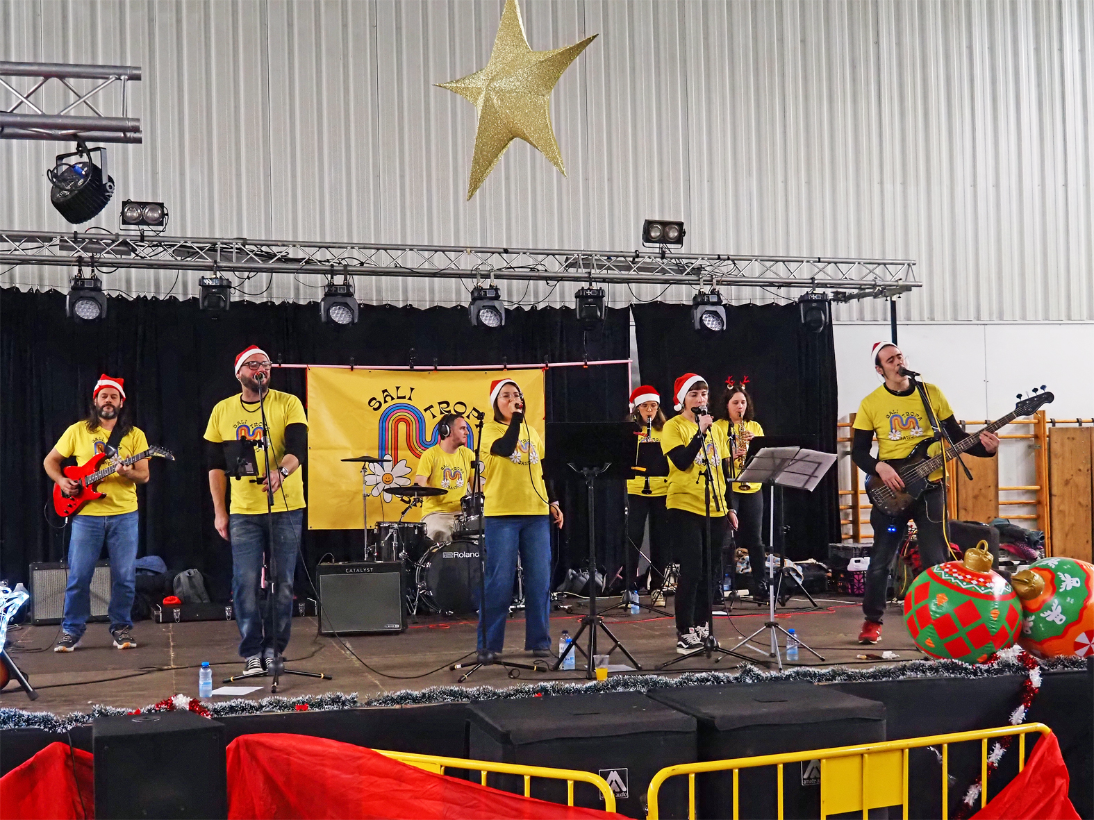 ActuaciÃ³ musical durant el Parc de Nadal, al PavellÃ³ Municipal dâ€™Esports.