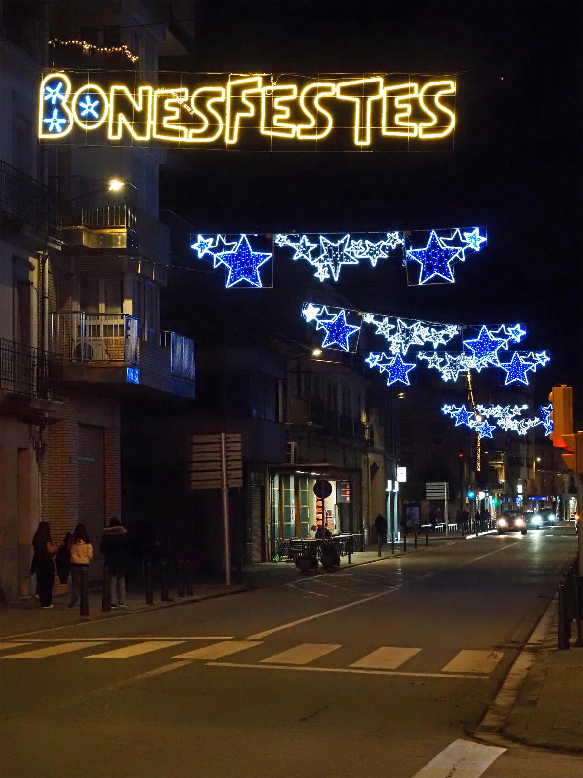 IlÂ·luminaciÃ³ de Nadal a la travessia principal de la vila.
