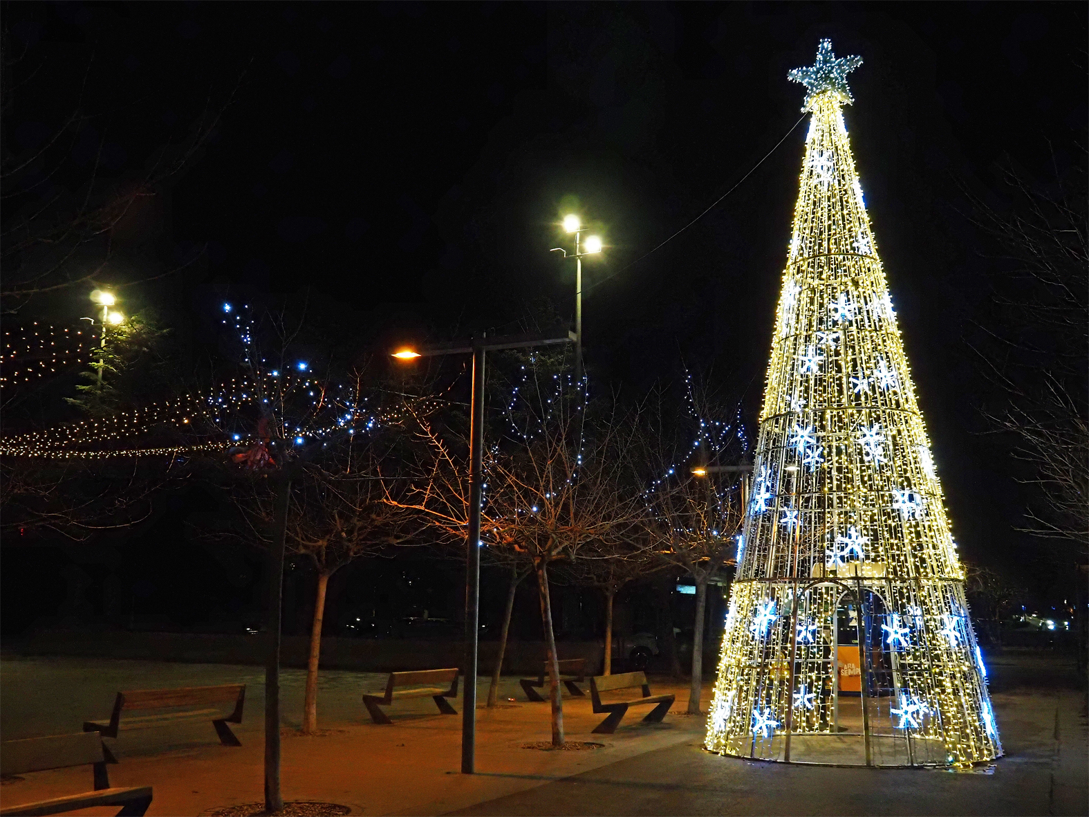 IlÂ·luminaciÃ³ de Nadal a la plaÃ§a de Sant Joan.