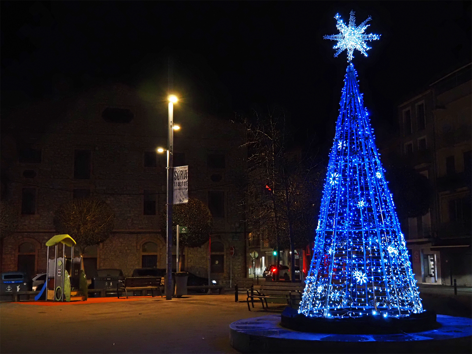 IlÂ·luminaciÃ³ de Nadal a la plaÃ§a de la Serradora.
