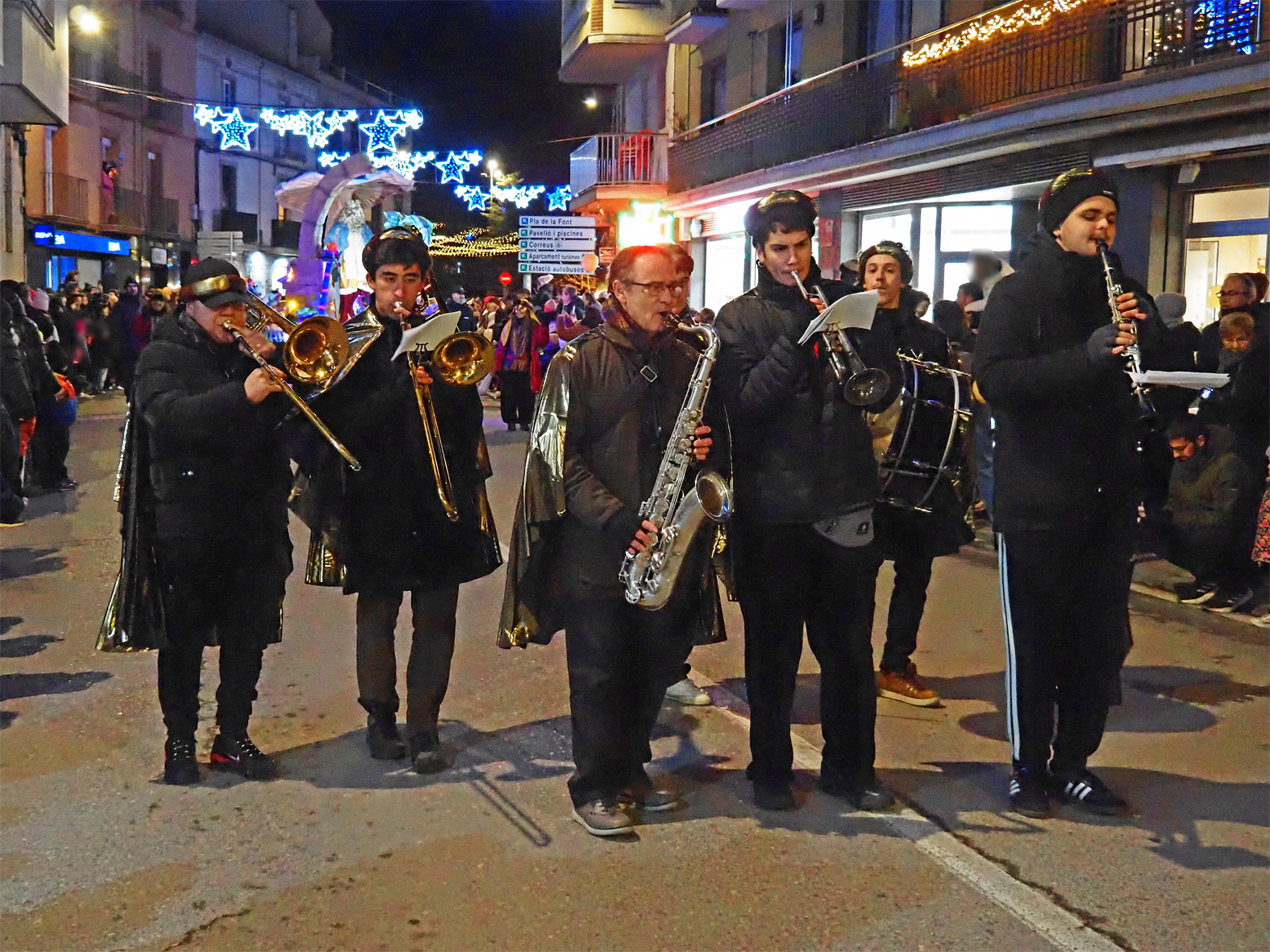 Acompanyament musical de la carrossa del rei Gaspar, dins de la Cavalcada de Reis a S&uacute;ria.