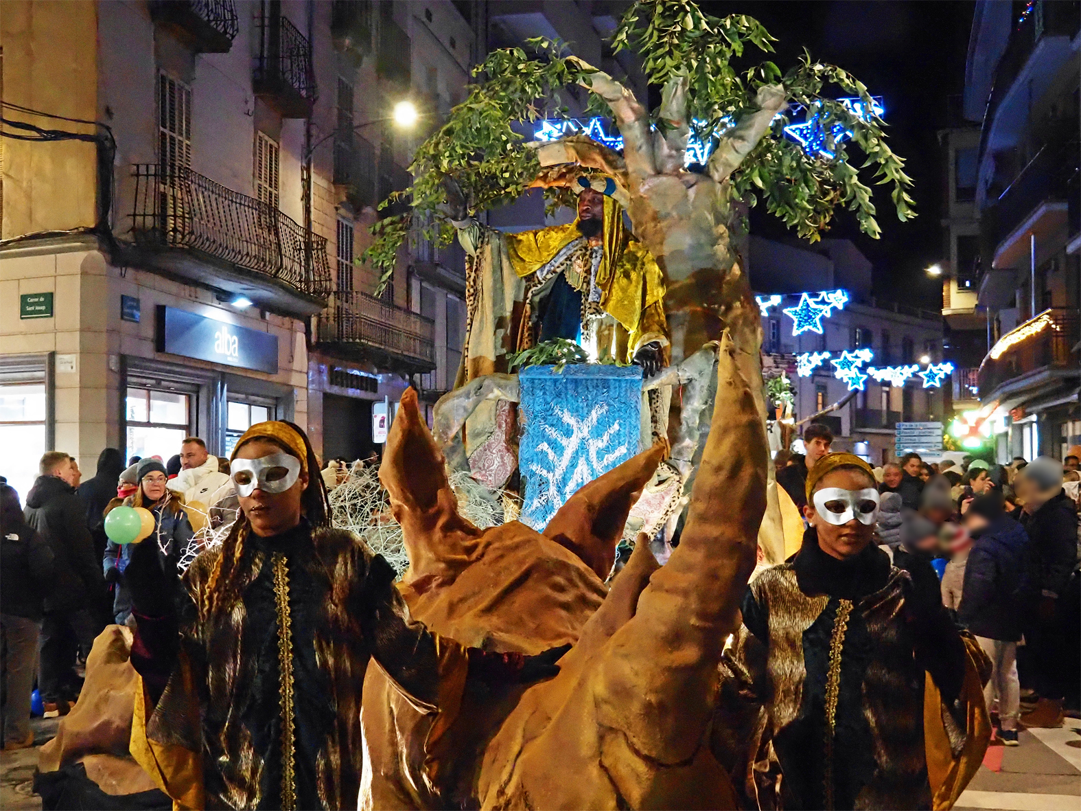 Súria rep amb il·lusió els Reis d'Orient en una Cavalcada espectacular i vistosa