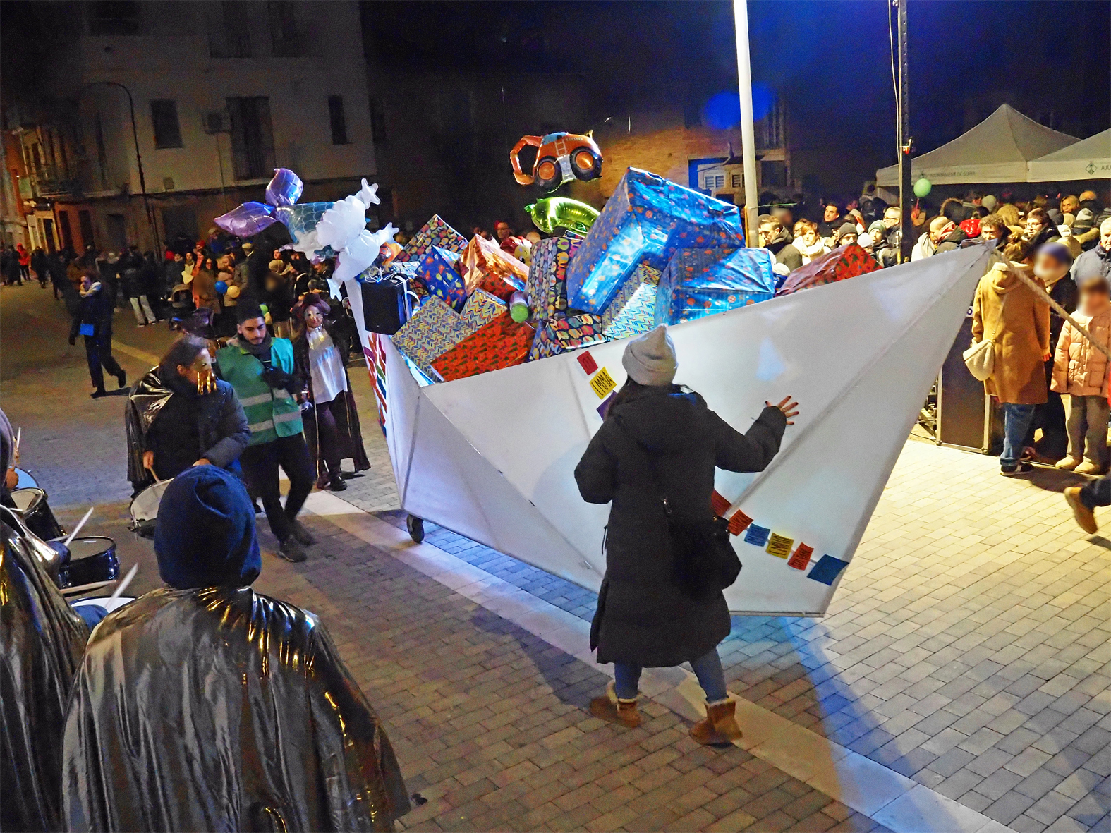Arribada de les carrosses de la Cavalcada de Reis a l'entorn de l'Esgl&eacute;sia Parroquial de Sant Crist&ograve;fol.