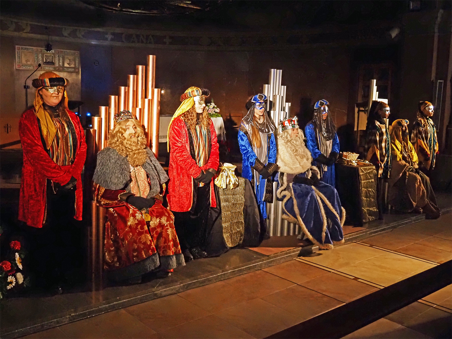 Els Reis d'Orient, en l'inici de la recepci&oacute; als infants de la vila a l'Esgl&eacute;sia Parroquial de Sant Crist&ograve;fol.