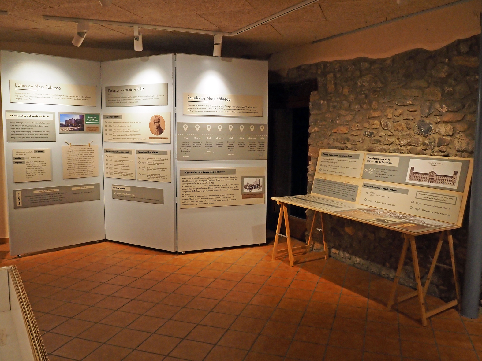 Imatge de l'exposici&oacute; 'Mag&iacute; F&agrave;brega (1855-1926), de S&uacute;ria al capdavant de la Universitat' a la sala Cal Balaguer del Porxo.