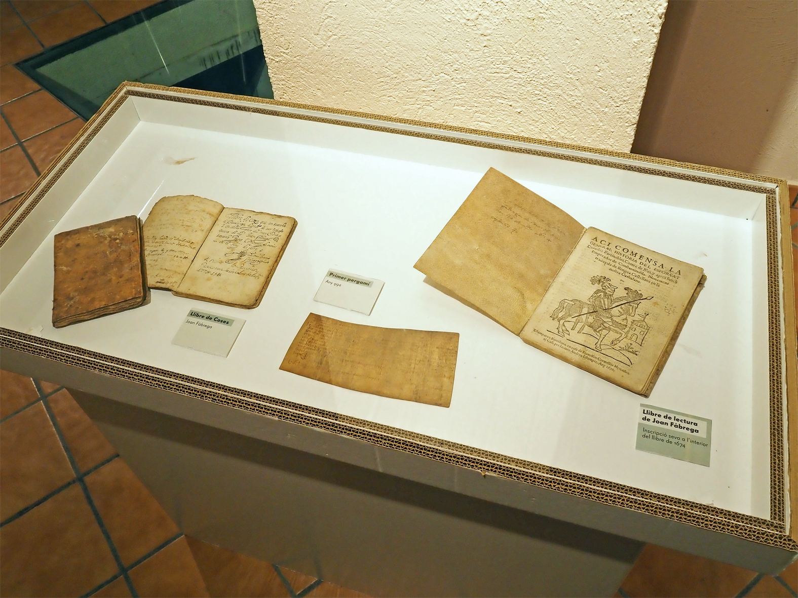 Vitrina de l'exposici&oacute; 'Mag&iacute; F&agrave;brega (1855-1926), de S&uacute;ria al capdavant de la Universitat' a la sala Cal Balaguer del Porxo.