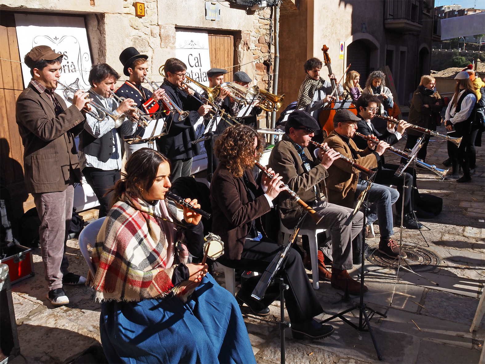 Actuaci&oacute; de la cobla Joven&iacute;vola de Sant Sebasti&agrave; durant el vermut popular de la 2a Cur(s)a del C&ograve;lera a la pla&ccedil;a Major del Poble Vell, dins de la Festa de Sant Sebasti&agrave;.