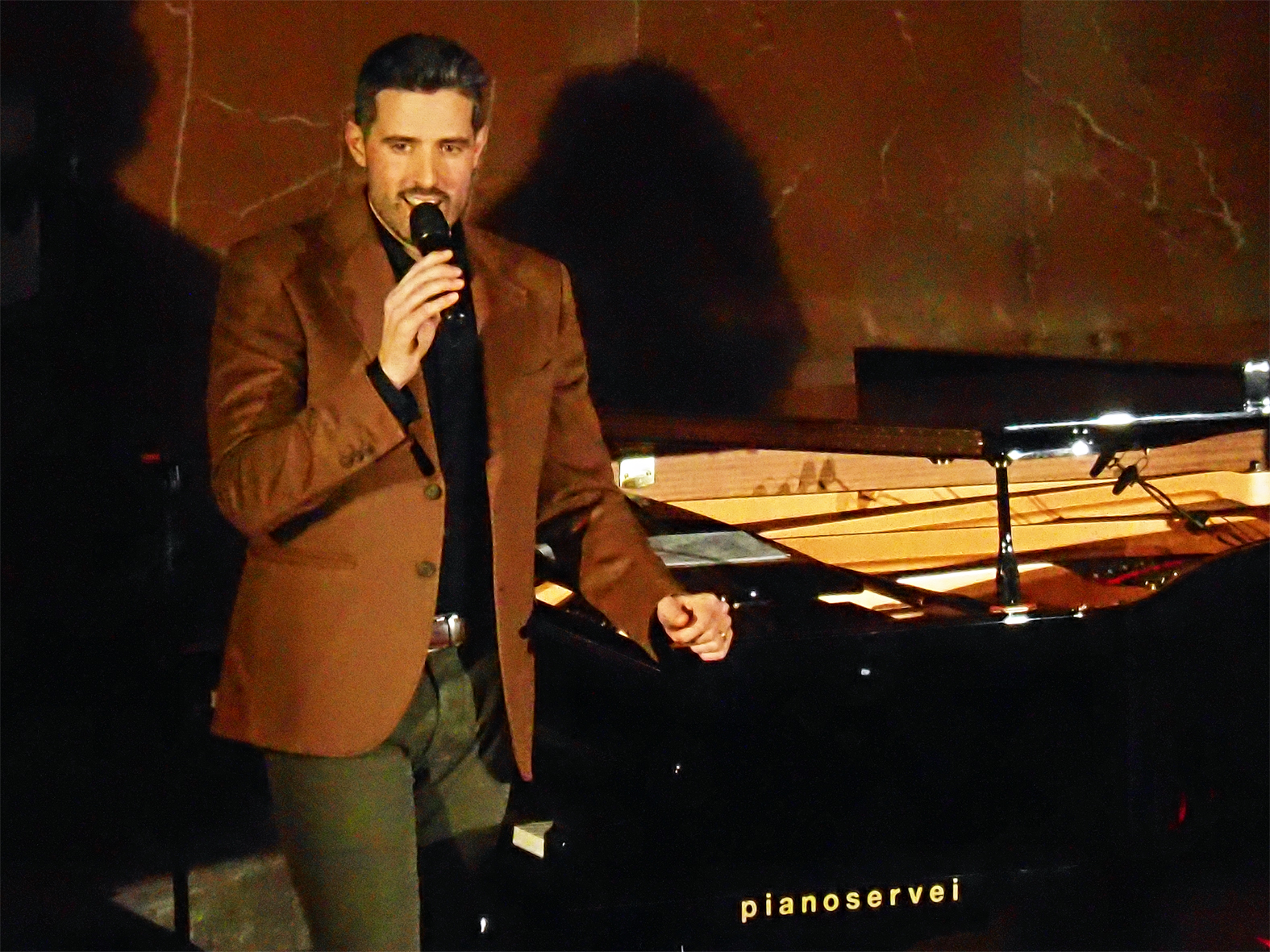 El m&uacute;sic surienc Mateu Peramiquel, durant el concert de la Festa de Sant Sebasti&agrave; a l'Esgl&eacute;sia Parroquial de Sant Crist&ograve;fol.