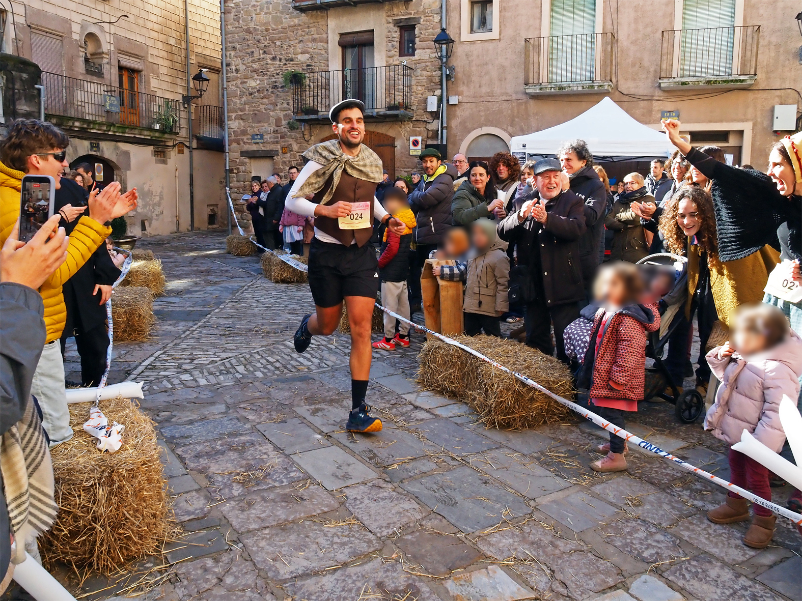 Participant de la 2a Cur(s)a del C&ograve;lera, al seu pas per la pla&ccedil;a Major del Poble Vell, dins de la Festa de Sant Sebasti&agrave;.