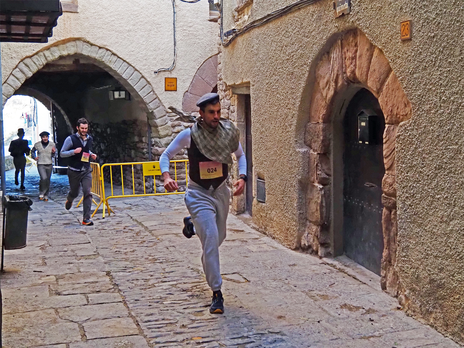 Participants de la 2a Cur(s)a del C&ograve;lera, al seu pas pel carrer Sant Climent, dins de la Festa de Sant Sebasti&agrave;.