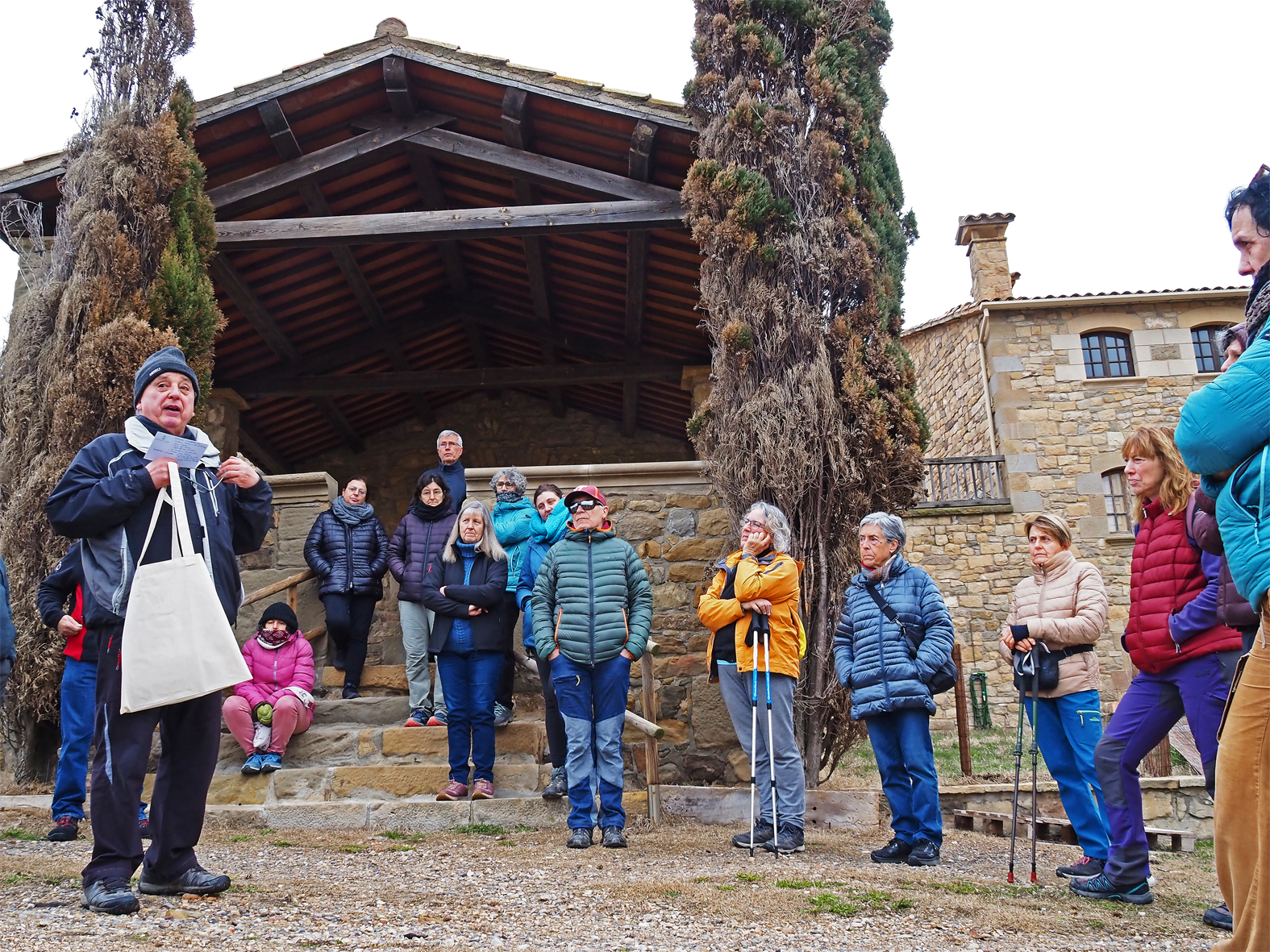Imatge de la visita patrimonial a Cererols, dins de la Festa de Sant Sebasti&agrave;, amb el guiatge del regidor de Cultura, Albert F&agrave;brega.