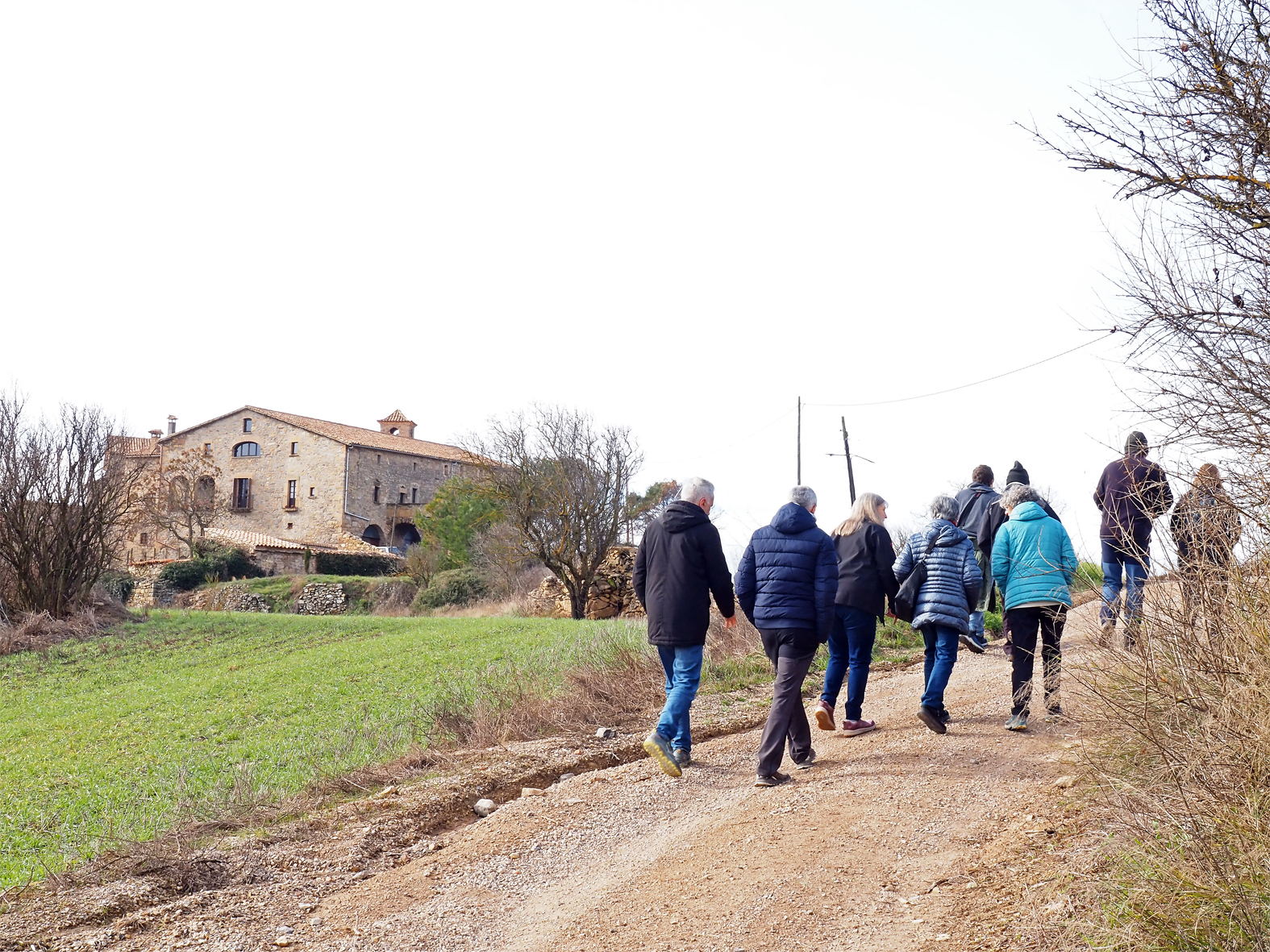 Imatge de la visita patrimonial a Cererols, inclosa en el programa de la Festa de Sant Sebasti&agrave; i vinculada amb el centenari de la mort de Mag&iacute; F&agrave;brega.