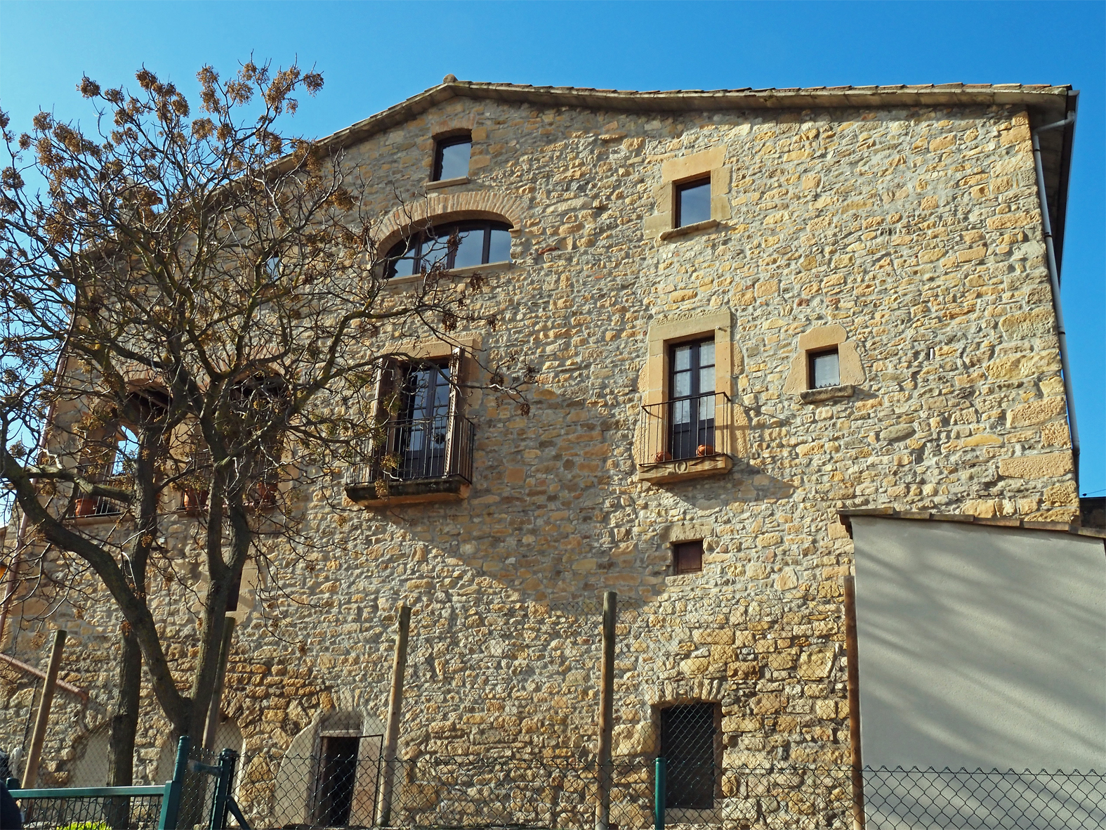Fa&ccedil;ana de la masia de Cal F&agrave;brega, durant la visita patrimonial de la Festa de Sant Sebasti&agrave; a Cererols.
