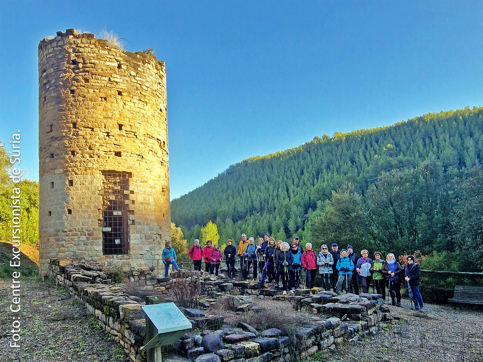 Divendres 6 de febrer de 2026 - Participants en la caminada de marxa nÃ²rdica a cÃ rrec del Centre Excursionista, a la Torre de la Pobla, dins de la 5a Escola de Salut de SÃºria.