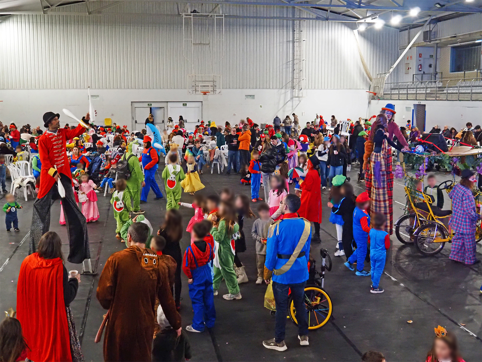 L'animació del Carnestoltes omple el centre de la vila i el Pavelló Municipal d'Esports