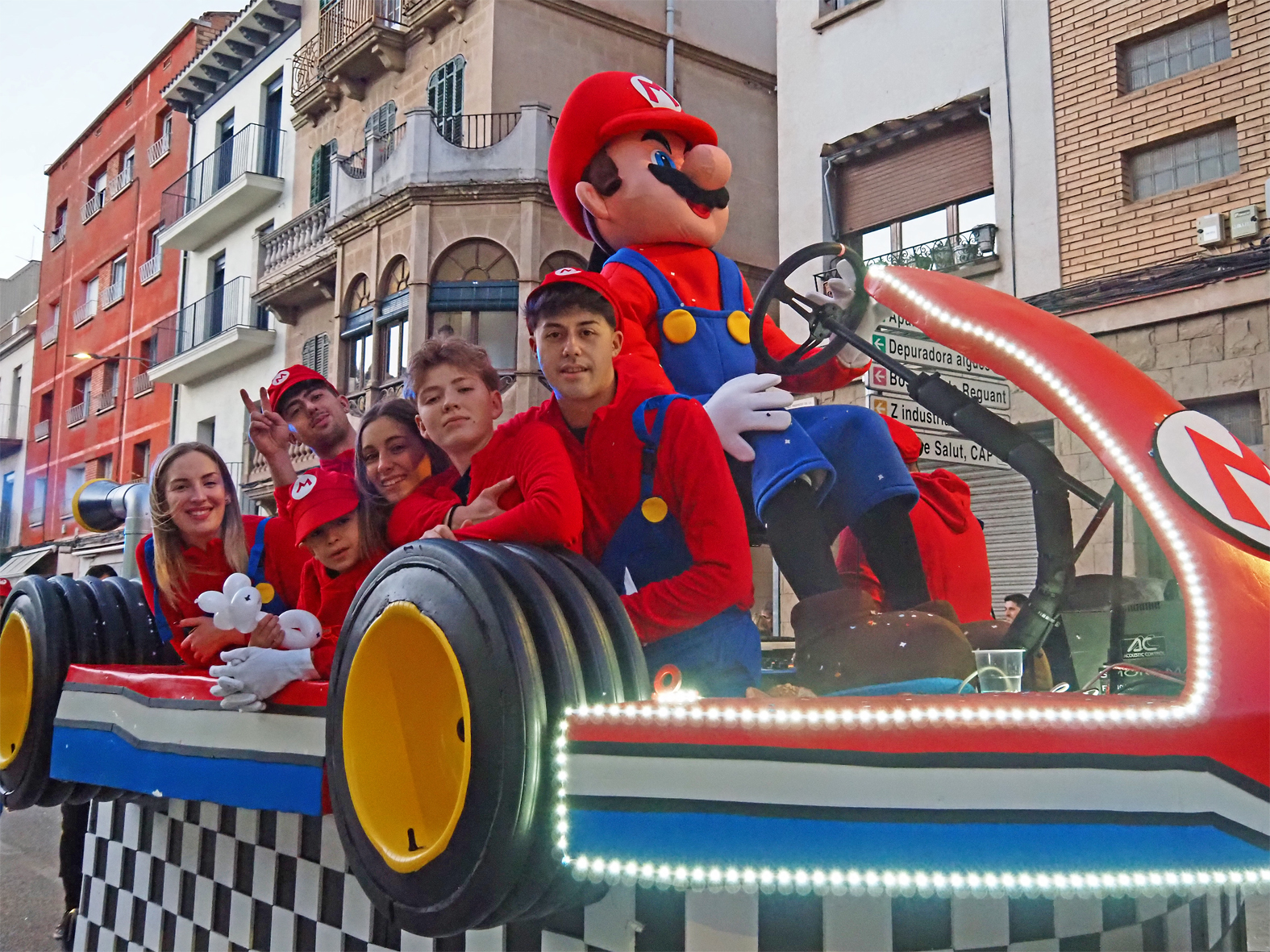 Participants en la rua del Carnestoltes de SÃºria.