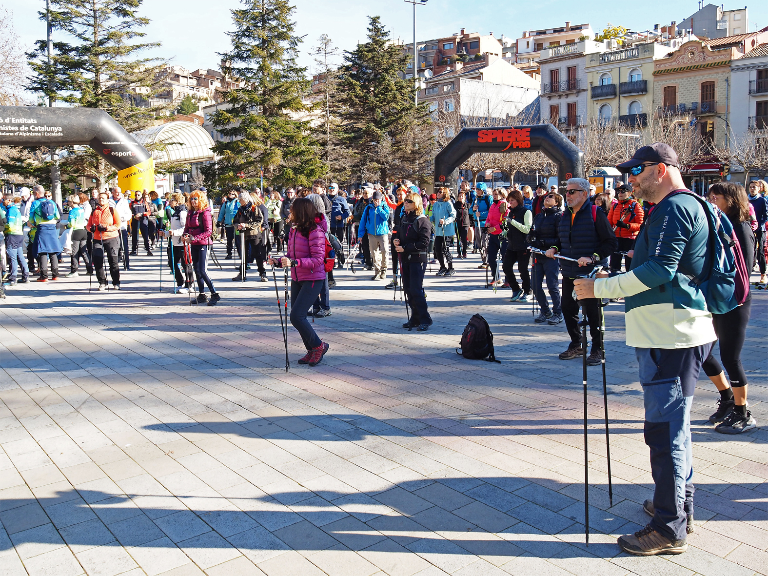 Sessi&oacute; d'estiraments la 3a Matinal de Marxa N&ograve;rdica i Senderisme per la Salut de S&uacute;ria, a la pla&ccedil;a de Sant Joan.
