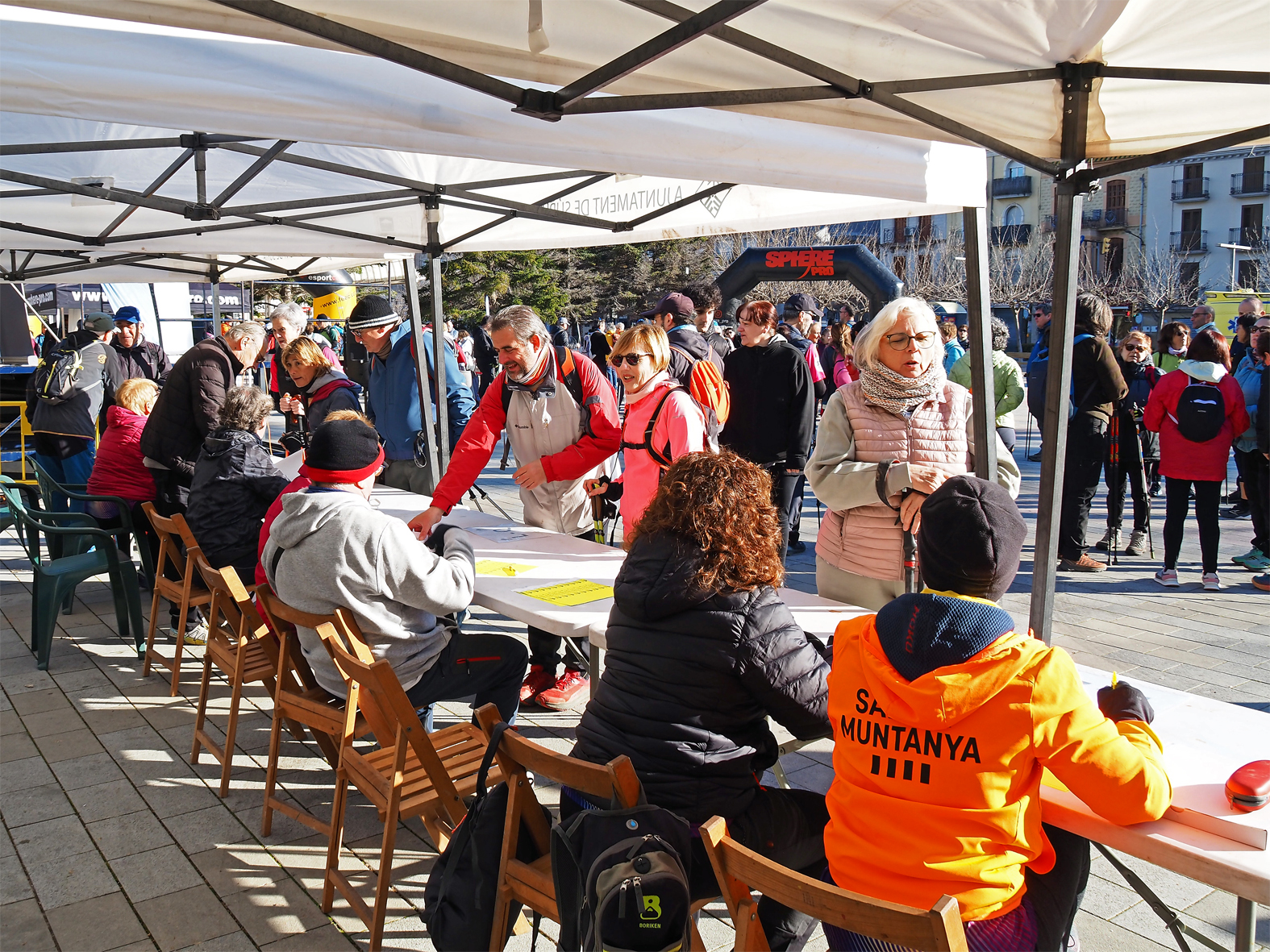 Preparatius de la 3a Matinal de Marxa N&ograve;rdica i Senderisme per la Salut de S&uacute;ria, a la pla&ccedil;a de Sant Joan.