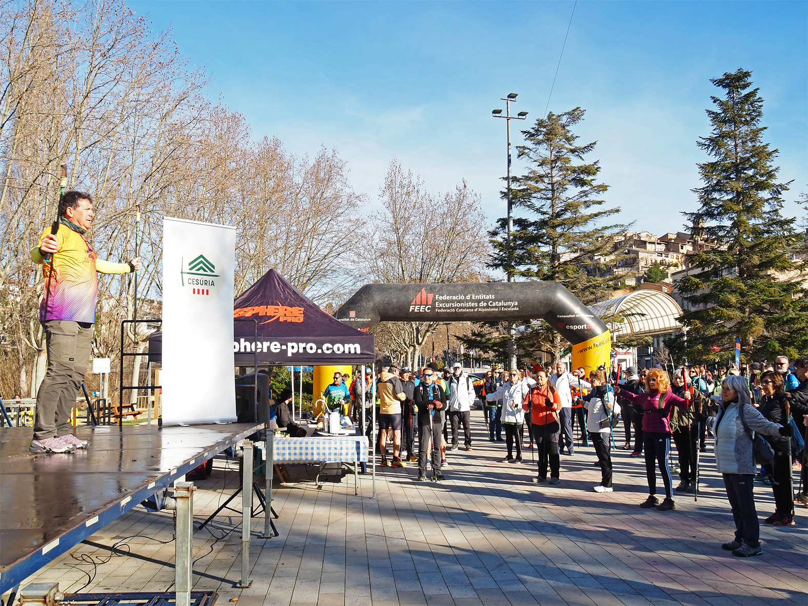 Sessi&oacute; d'estiraments la 3a Matinal de Marxa N&ograve;rdica i Senderisme per la Salut de S&uacute;ria, a la pla&ccedil;a de Sant Joan.