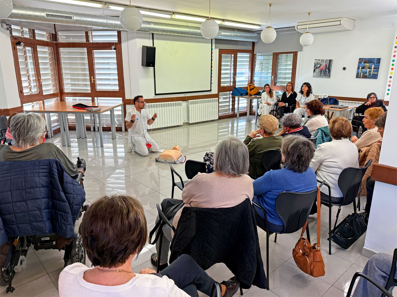 Dijous 26 de febrer de 2026 - Taller sobre l'Ãºs del desfibrilÂ·lador extern automÃ tic (DEA), dins de la 5a Escola de Salut de SÃºria.