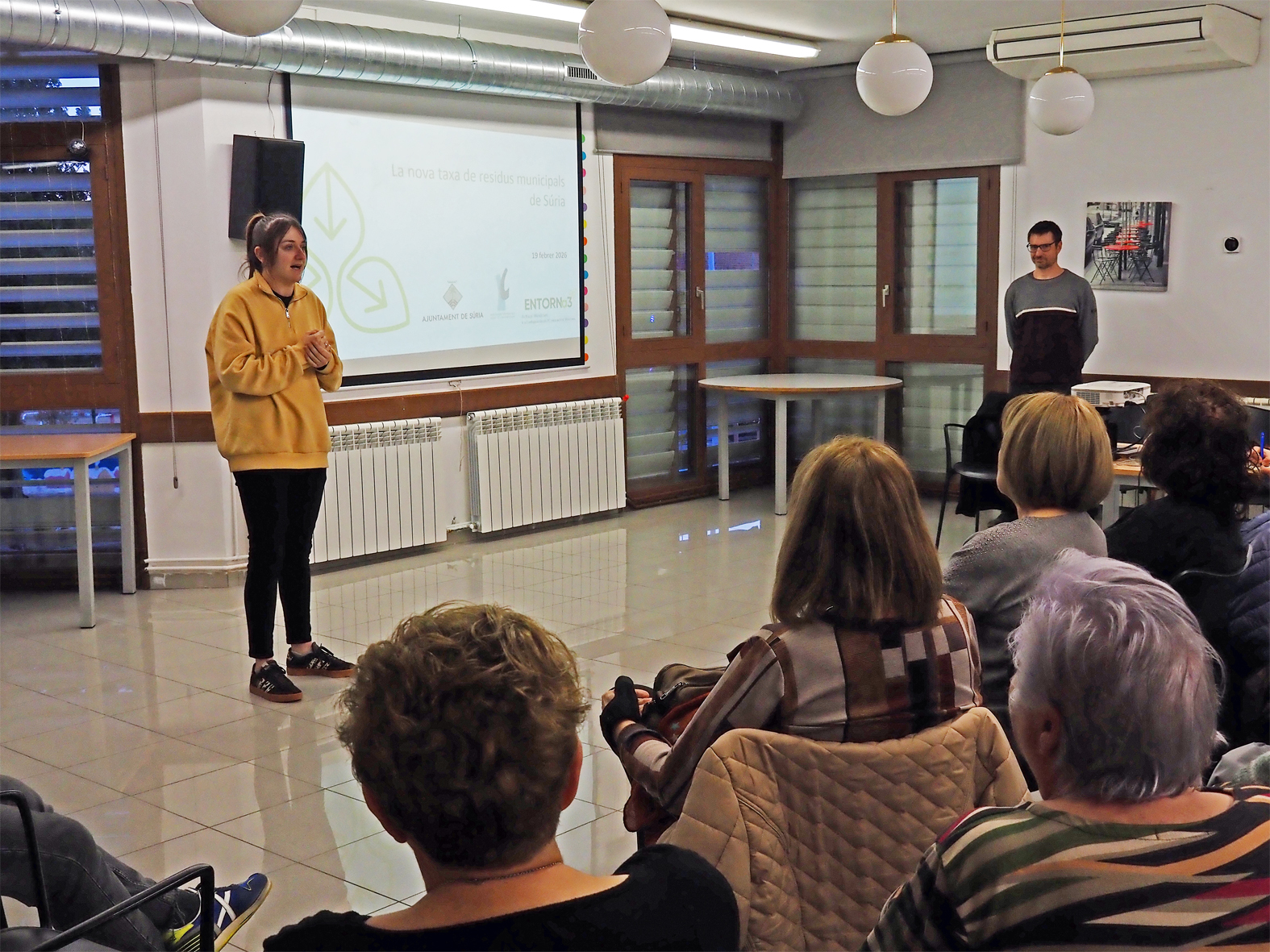 La regidora de Medi Ambient, Montserrat Albacete, parla durant l'acte informatiu sobre la nova taxa de residus, celebrat a L'Esplai.