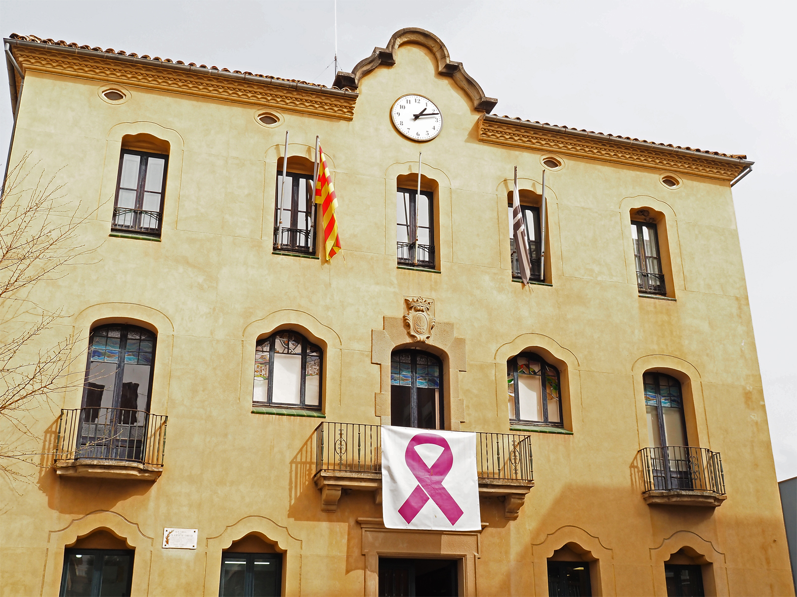 La Casa de la Vila, amb el lla&ccedil; simb&ograve;lic del Dia Internacional de les Dones.