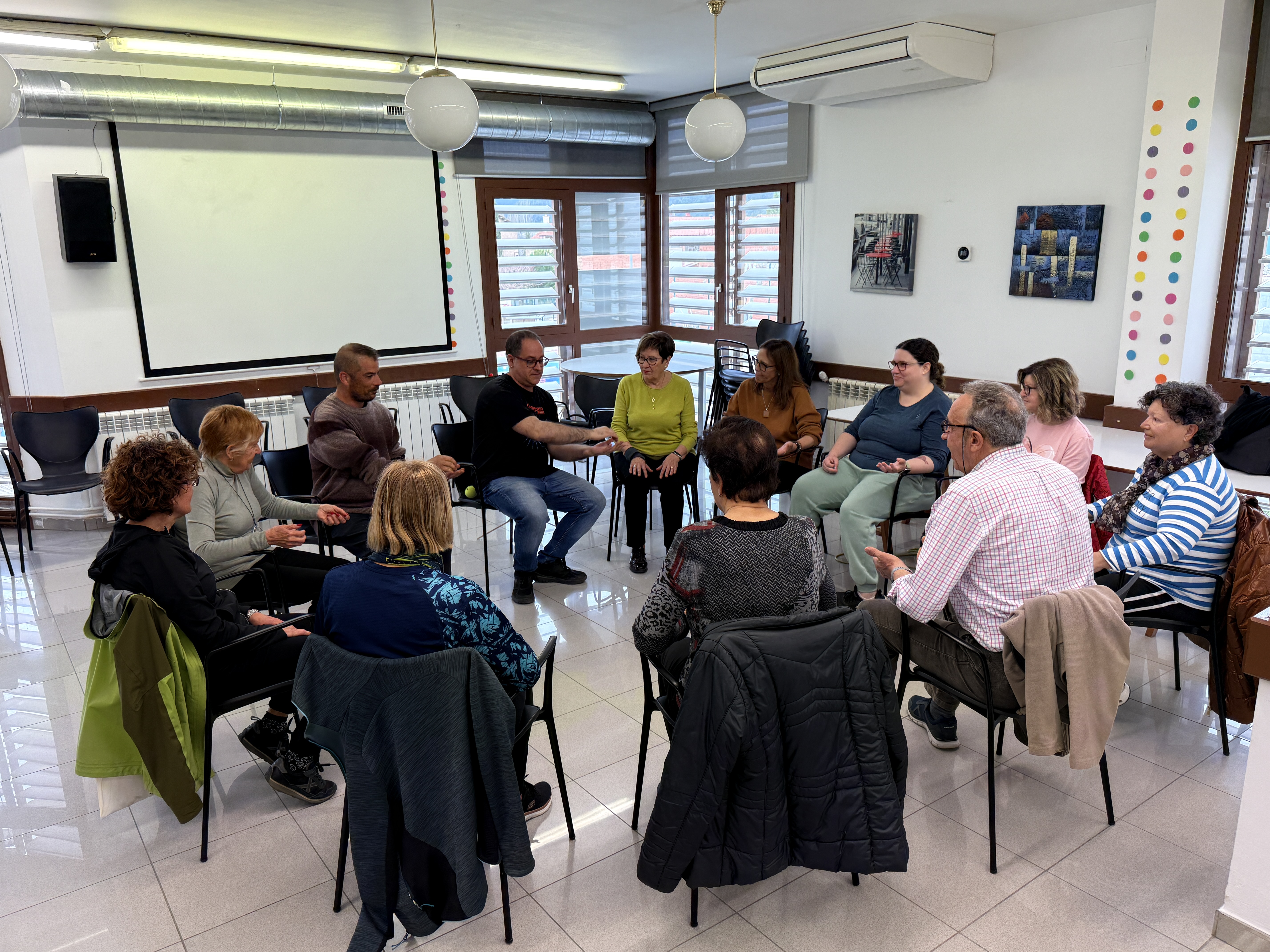 Curs 2025-26 - SessiÃ³ de mÃºsica i moviment a cÃ rrec de l'Escola Municipal de MÃºsica, dins de la 5a Escola de Salut de SÃºria.