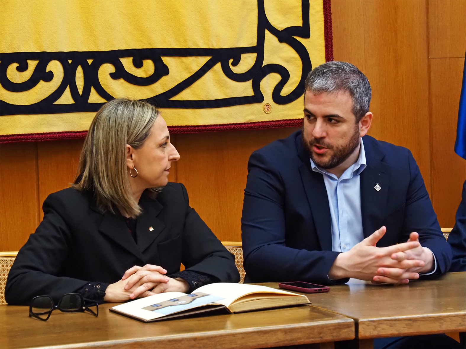 L'alcalde Albert Cober&oacute; parla a la consellera d'Igualtat i Feminisme de la Generalitat, Eva Menor, durant la recepci&oacute; institucional celebrada al sal&oacute; de sessions de la Casa de la Vila.