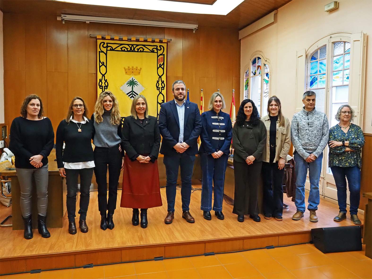La consellera d'Igualtat i Feminisme de la Generalitat, Eva Menor, l'alcalde Albert Cober&oacute; i la delegada del Govern de la Generalitat a la Catalunya Central, Elia Tortolero, amb diferents membres de la Corporaci&oacute; Municipal.