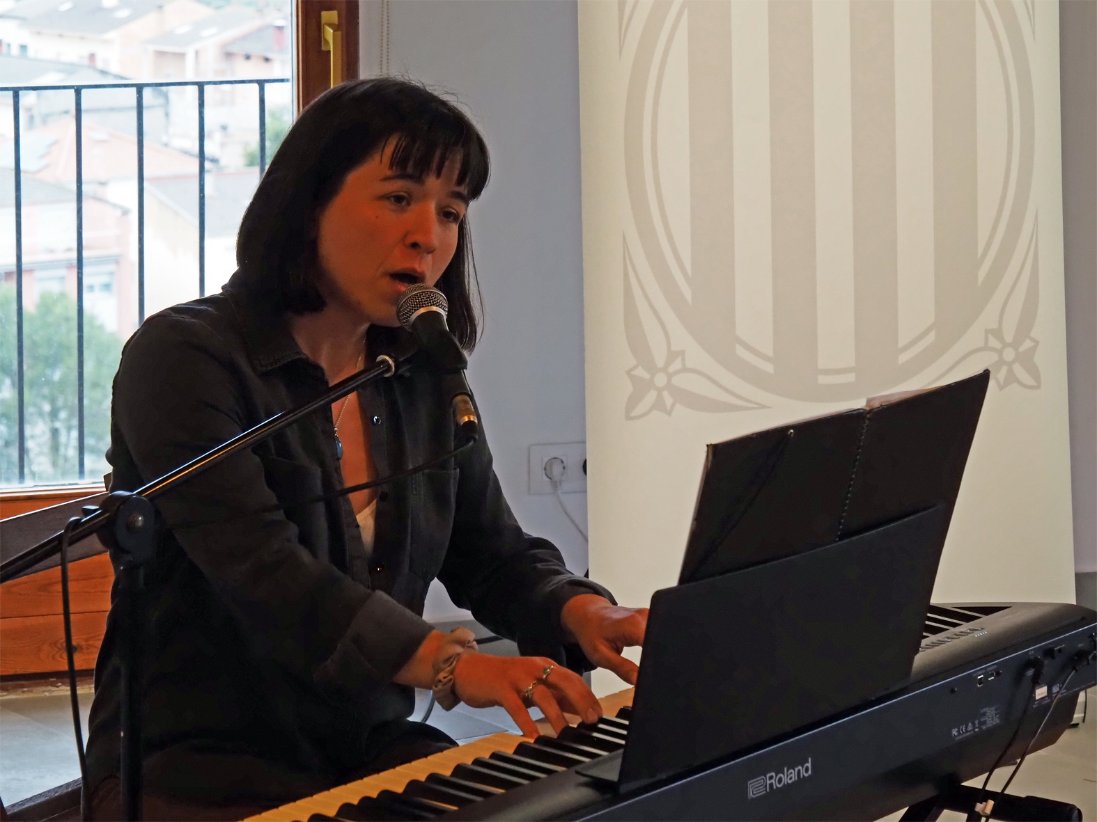 Actuaci&oacute; de la cantant Elena Ribera durant l'acte institucional del Dia Internacional de les Dones a S&uacute;ria.