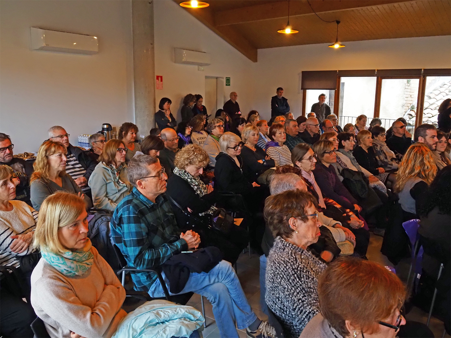 Persones assistents a l'acte institucional del Dia Internacional de les Dones a S&uacute;ria.
