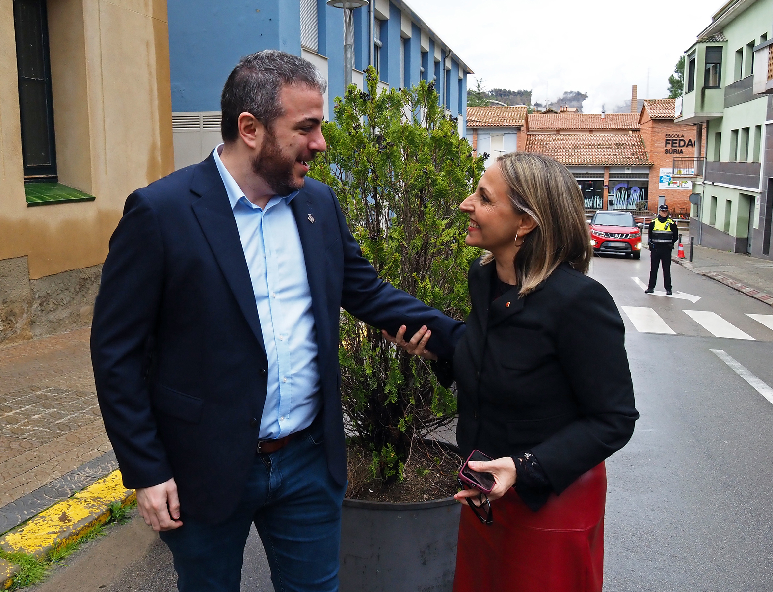 L'alcalde Albert Cober&oacute; saluda la consellera d'Igualtat i Feminisme de la Generalitat, Eva Menor, a la seva arribada a S&uacute;ria.