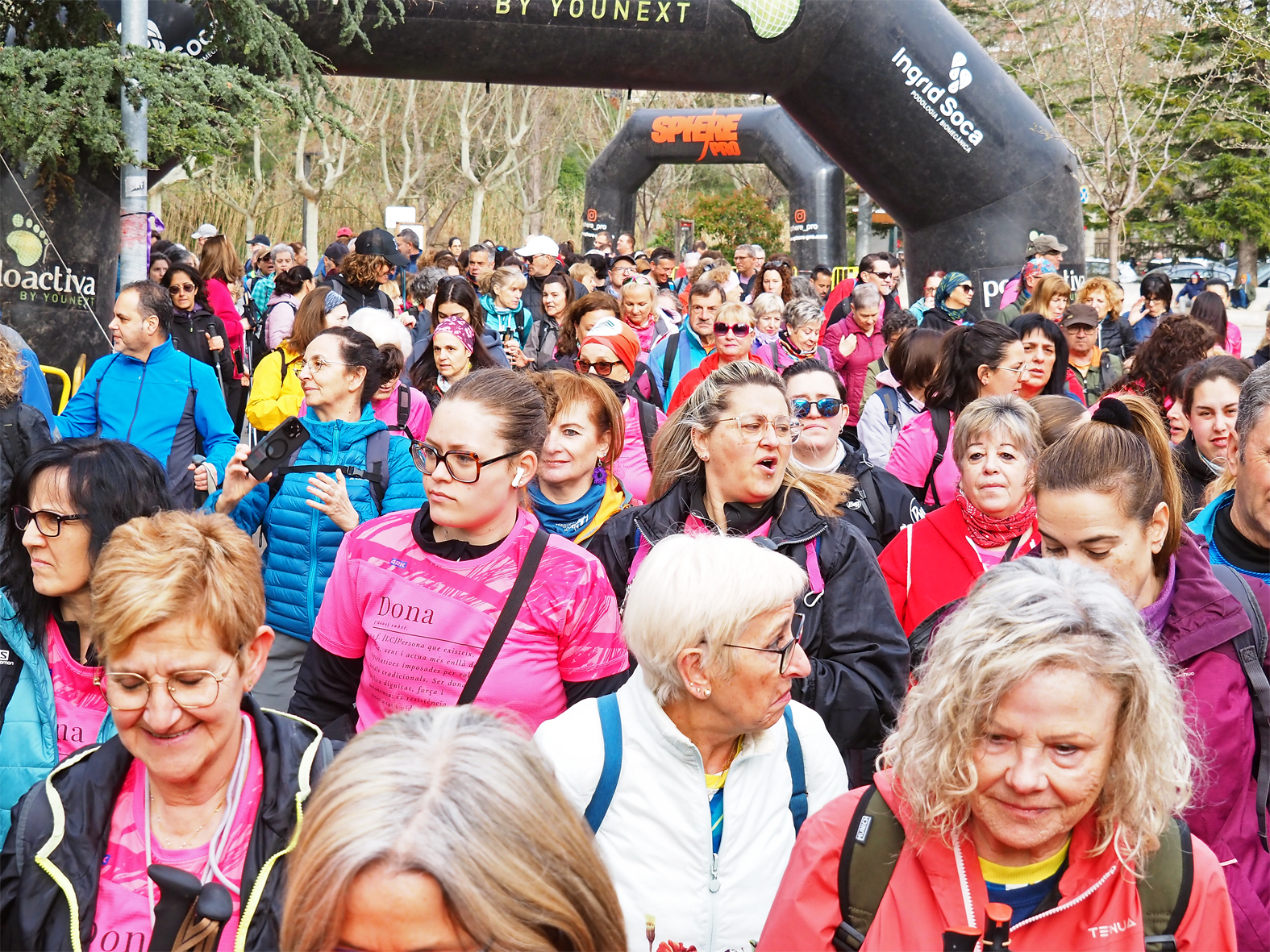 Sortida de la 5a Caminada de la Dona a la pla&ccedil;a de Sant Joan, dins dels actes del Dia Internacional de les Dones a S&uacute;ria.