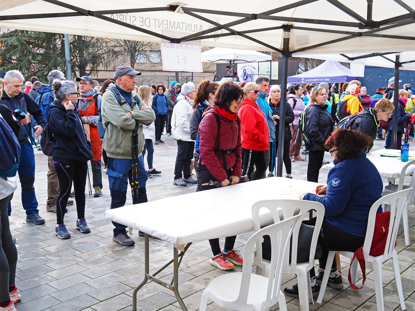 Preparatius de la 5a Caminada de la Dona a la pla&ccedil;a de Sant Joan, dins dels actes del Dia Internacional de les Dones a S&uacute;ria.