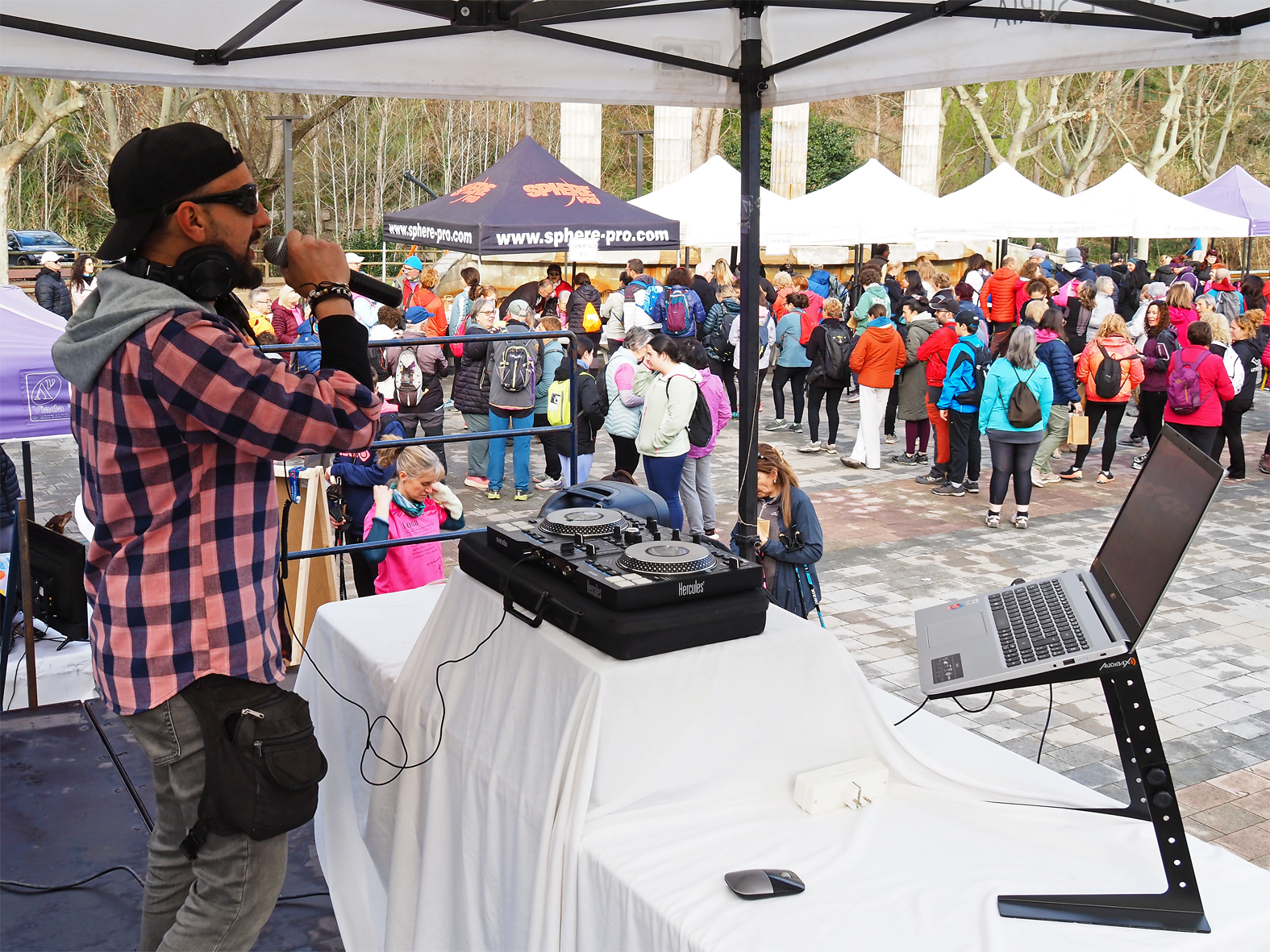 Participaci&oacute; de DJ Gian en la 5a Caminada de la Dona a la pla&ccedil;a de Sant Joan, dins dels actes del Dia Internacional de les Dones a S&uacute;ria.