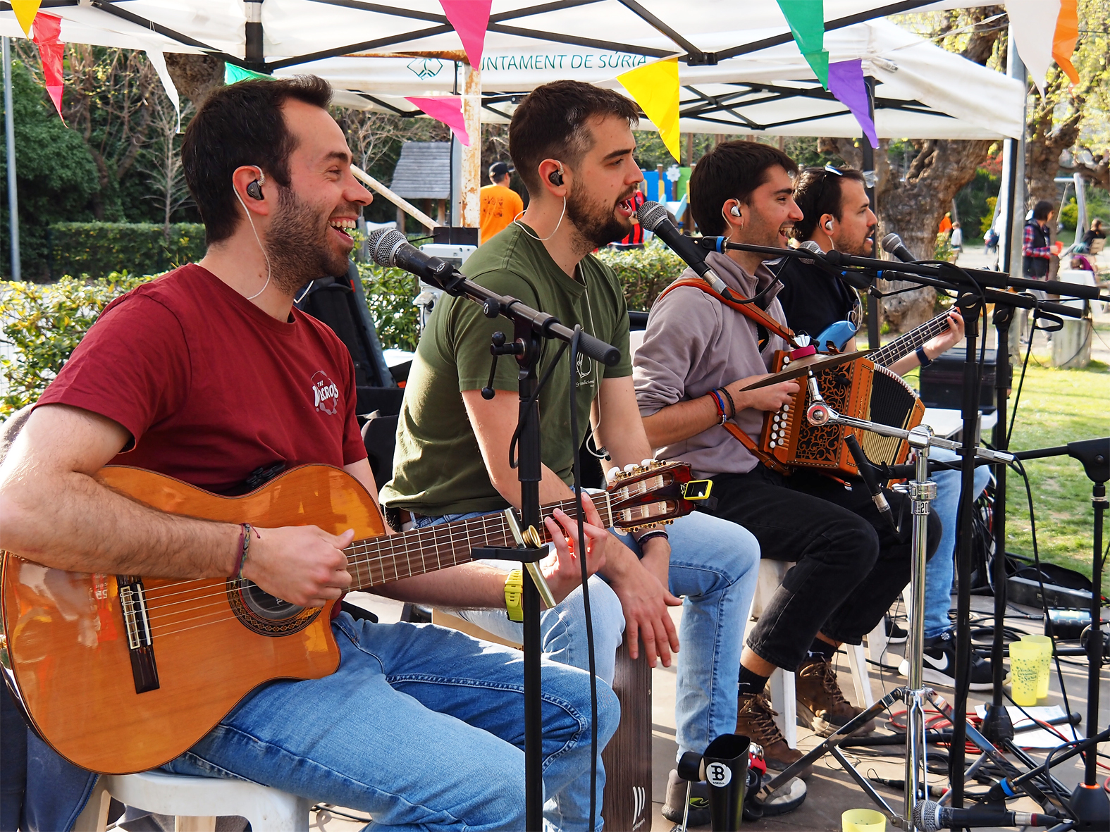ActuaciÃ³ de The Velcros durant el Vermut Caramellaire de SÃºria al Parc Municipal Macary i Viader.