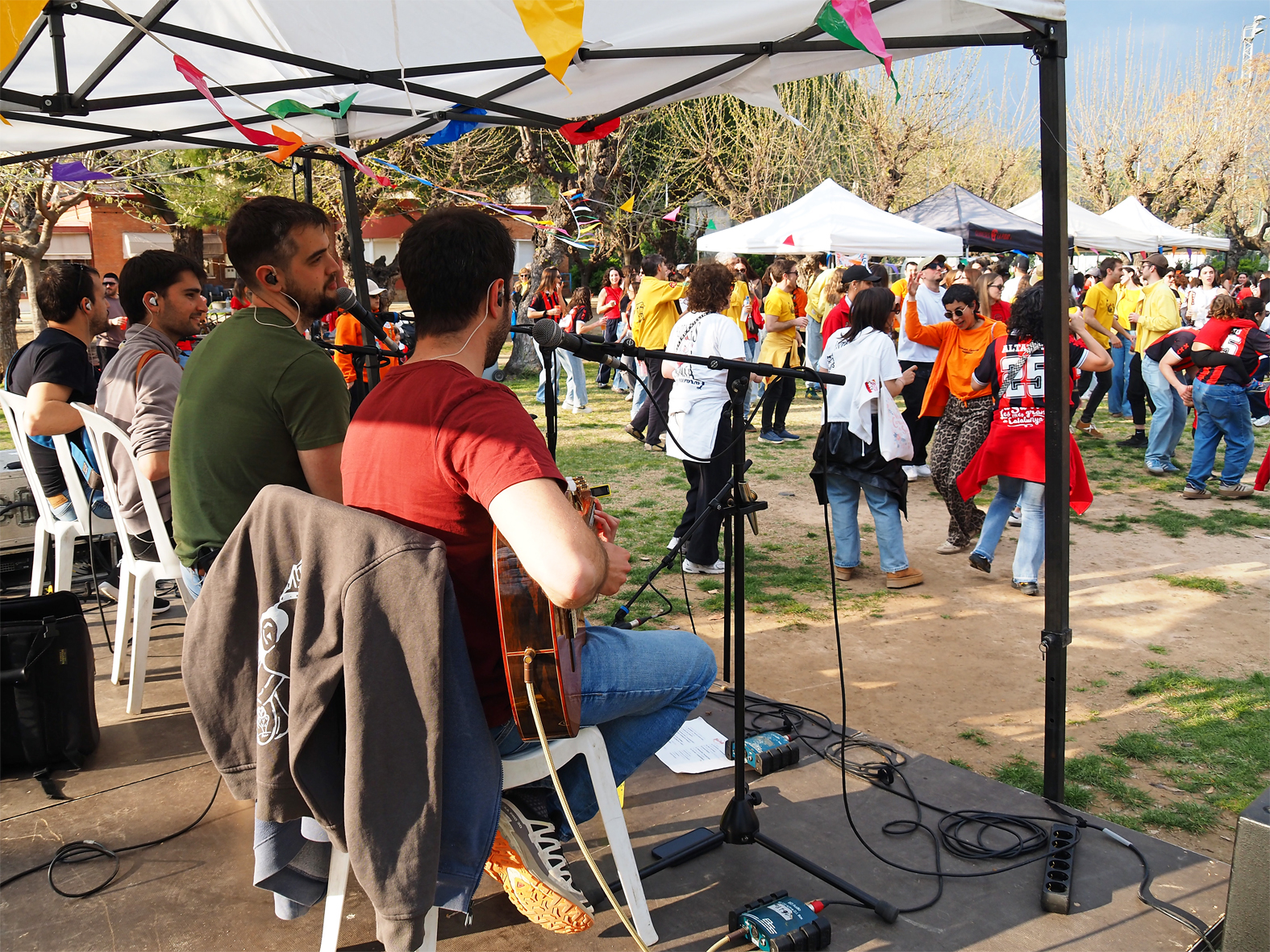 Ambient del Vermut Caramellaire de SÃºria durant l'actuaciÃ³ de The Velcros al Parc Municipal Macary i Viader.
